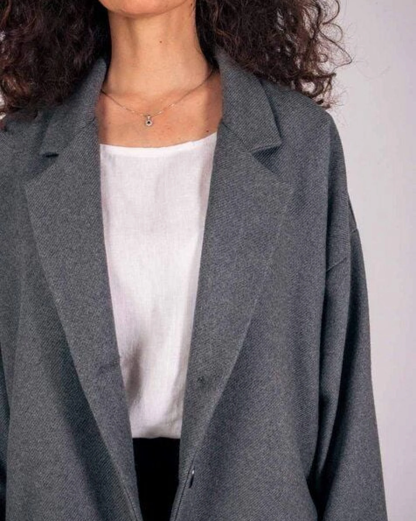 Aatise Damen-Oversize Mantel Zaneta aus upgecycelter Kammwolle – Ansicht 2