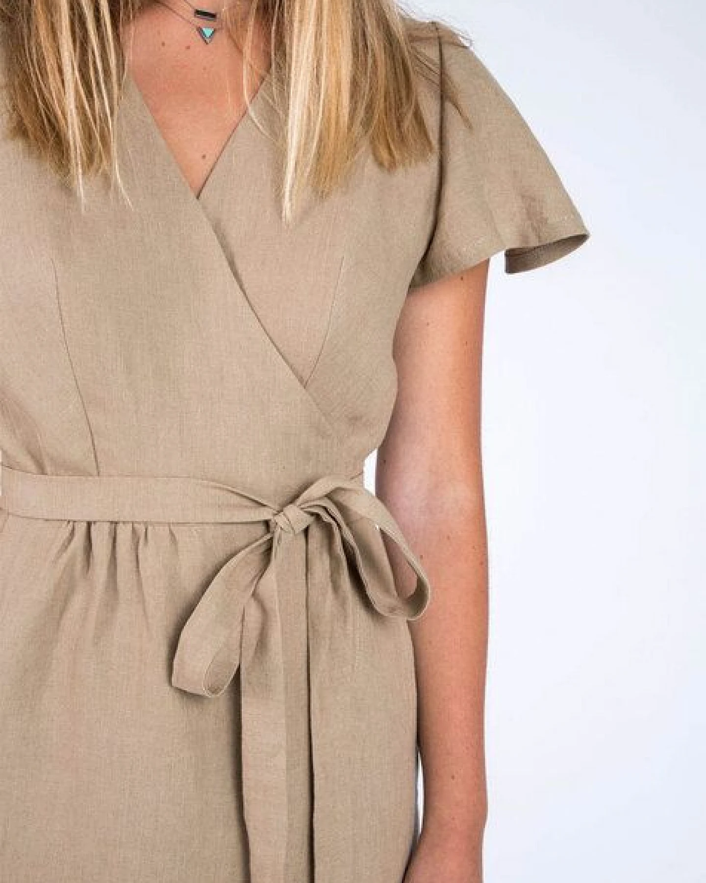 Aatise 100% Leinen-Wickelkleid mit Schmetterlingsärmeln Zargot – Ansicht 2