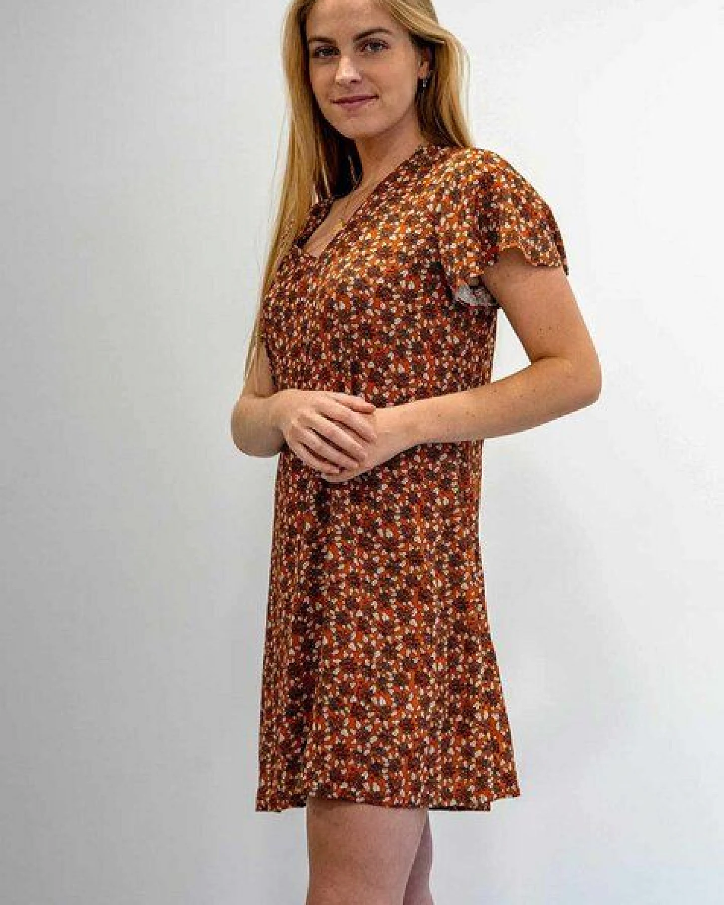 Aatise Shiftkleid Zelda mit Schmetterlingsärmel, oranger Druck, 100% EcoVero – Ansicht 2