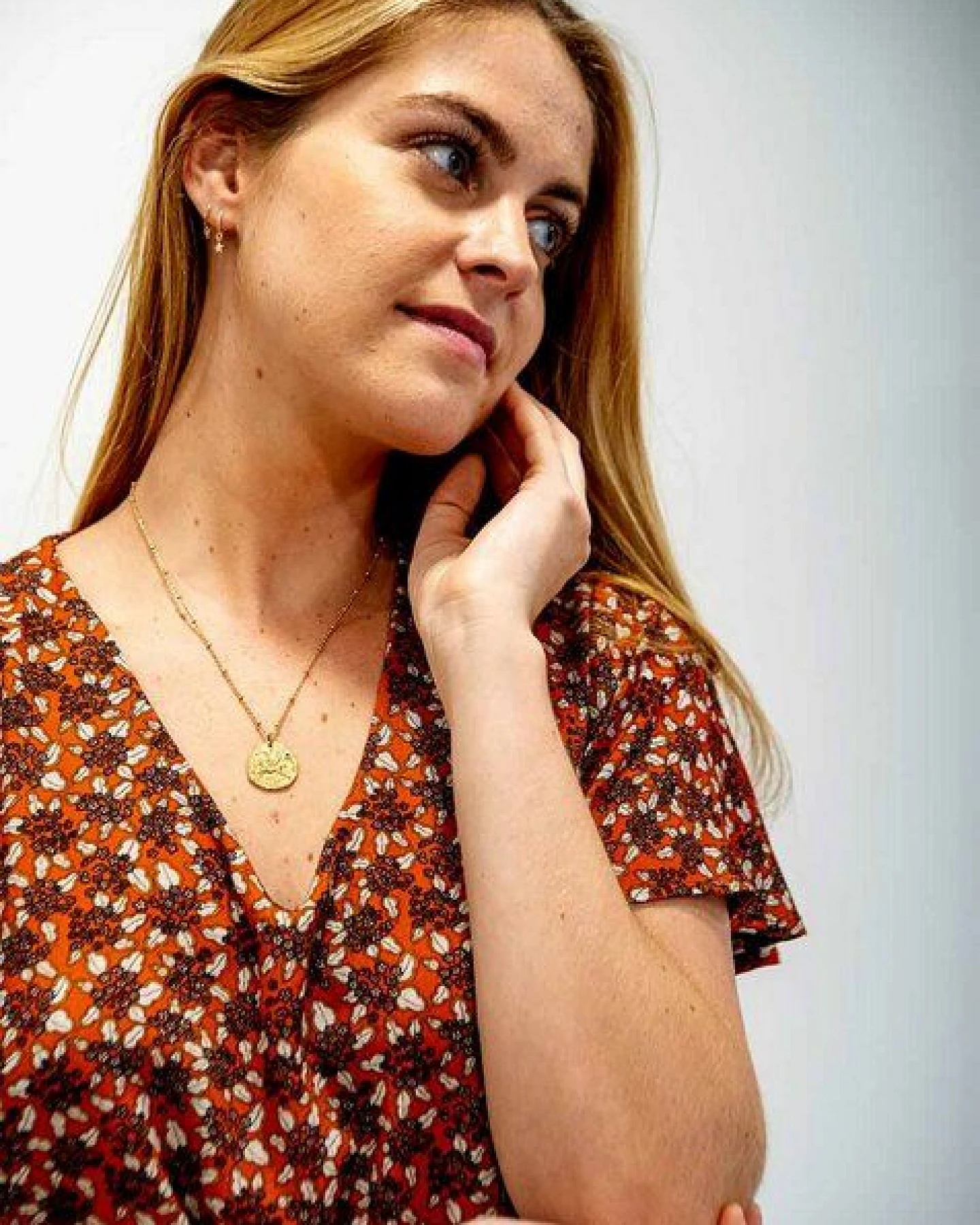 Aatise Shiftkleid Zelda mit Schmetterlingsärmel, oranger Druck, 100% EcoVero – Ansicht 4