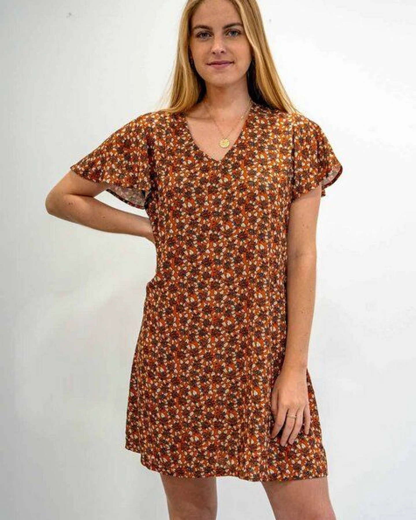 Aatise Shiftkleid Zelda mit Schmetterlingsärmel, oranger Druck, 100% EcoVero – Ansicht 3