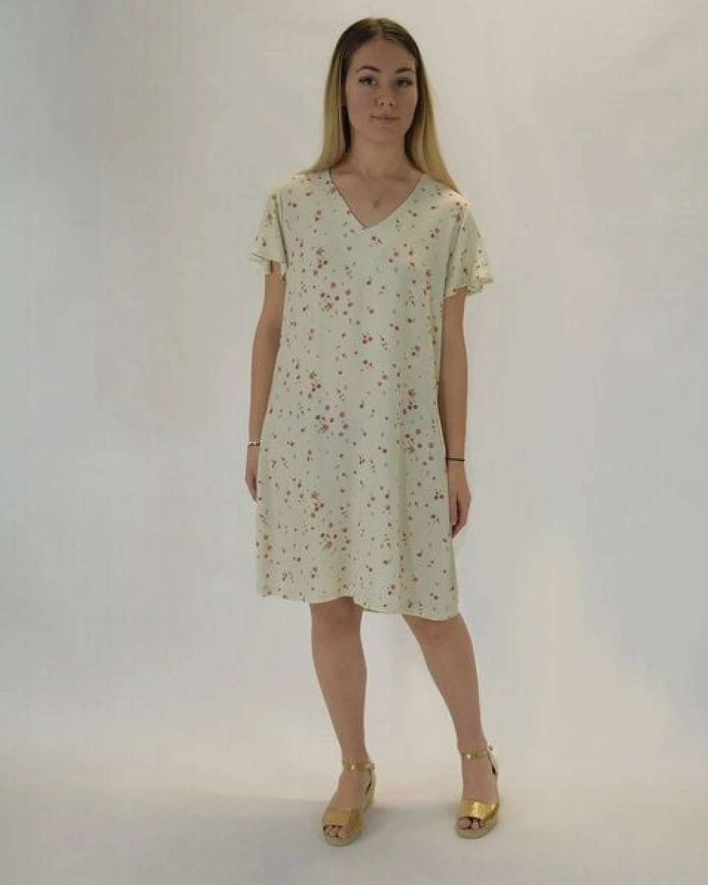 Aatise Shiftkleid Zelda mit Schmetterlingsärmel, oranger Druck, 100% EcoVero – Ansicht 3