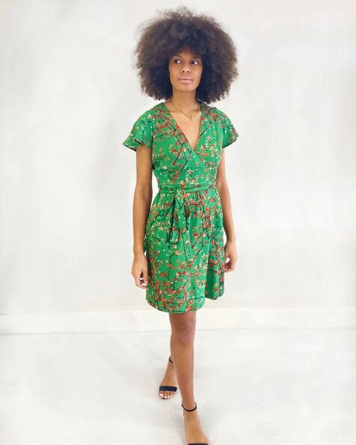 Aatise Wickelkleid mit Schmetterlingsärmeln Zuras, 100% EcoVero grüner Druck