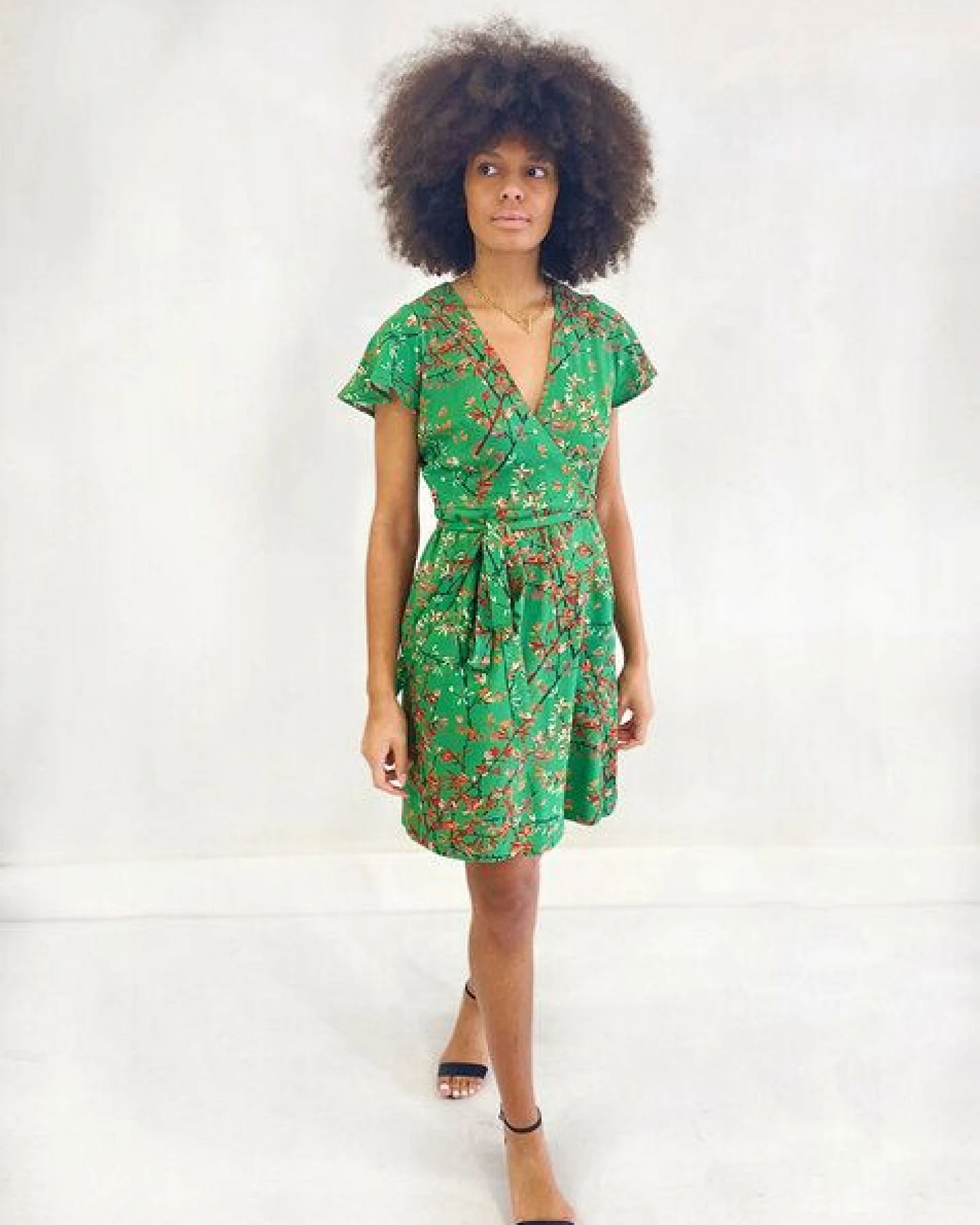 Aatise Wickelkleid mit Schmetterlingsärmeln Zuras, 100% EcoVero grüner Druck – Ansicht 2