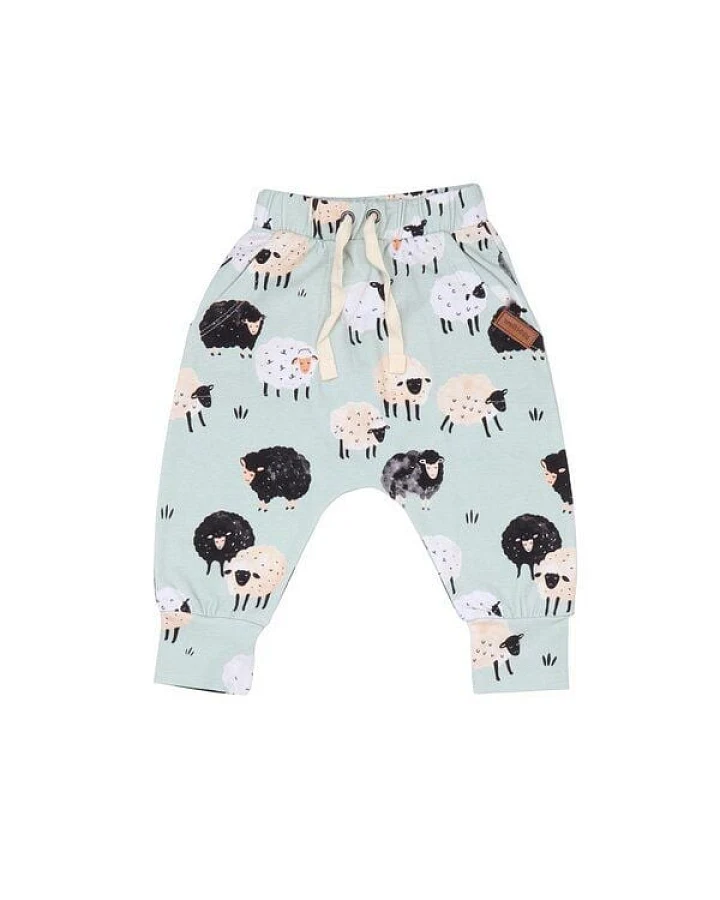 Kinder Jogginghose GOTS-zertifiziert aus Bio-Baumwolle, hellgrün mit Schaf-Print „Fluffy Sheeps“, elastischer Bund & Bündchen – Walkiddy