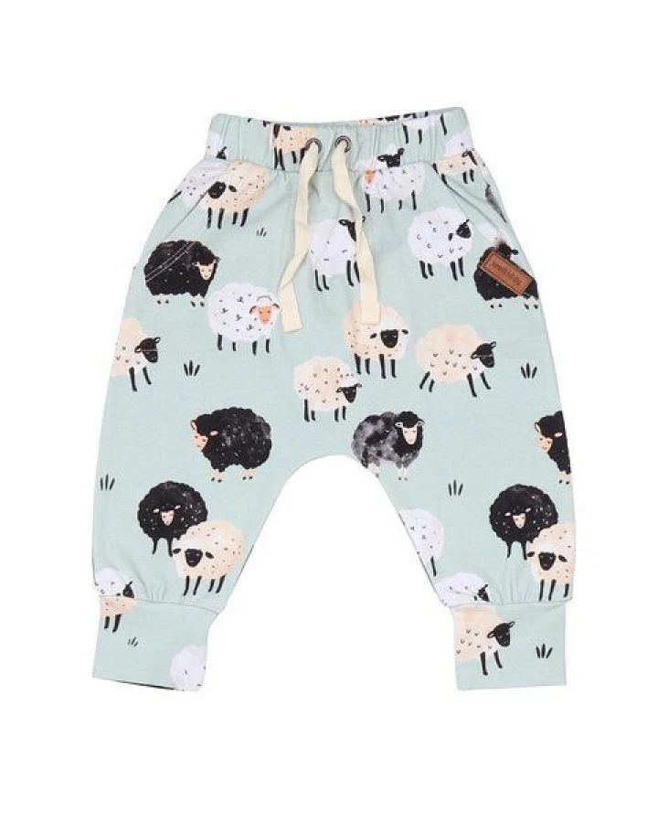Kinder Jogginghose GOTS-zertifiziert aus Bio-Baumwolle, hellgrün mit Schaf-Print „Fluffy Sheeps“, elastischer Bund & Bündchen – Walkiddy