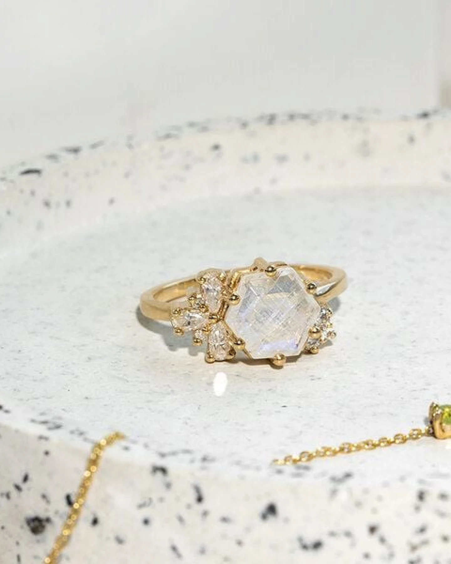 Eppi Einzigartiger Ring mit Mondstein und Moissaniten Anita – Ansicht 2