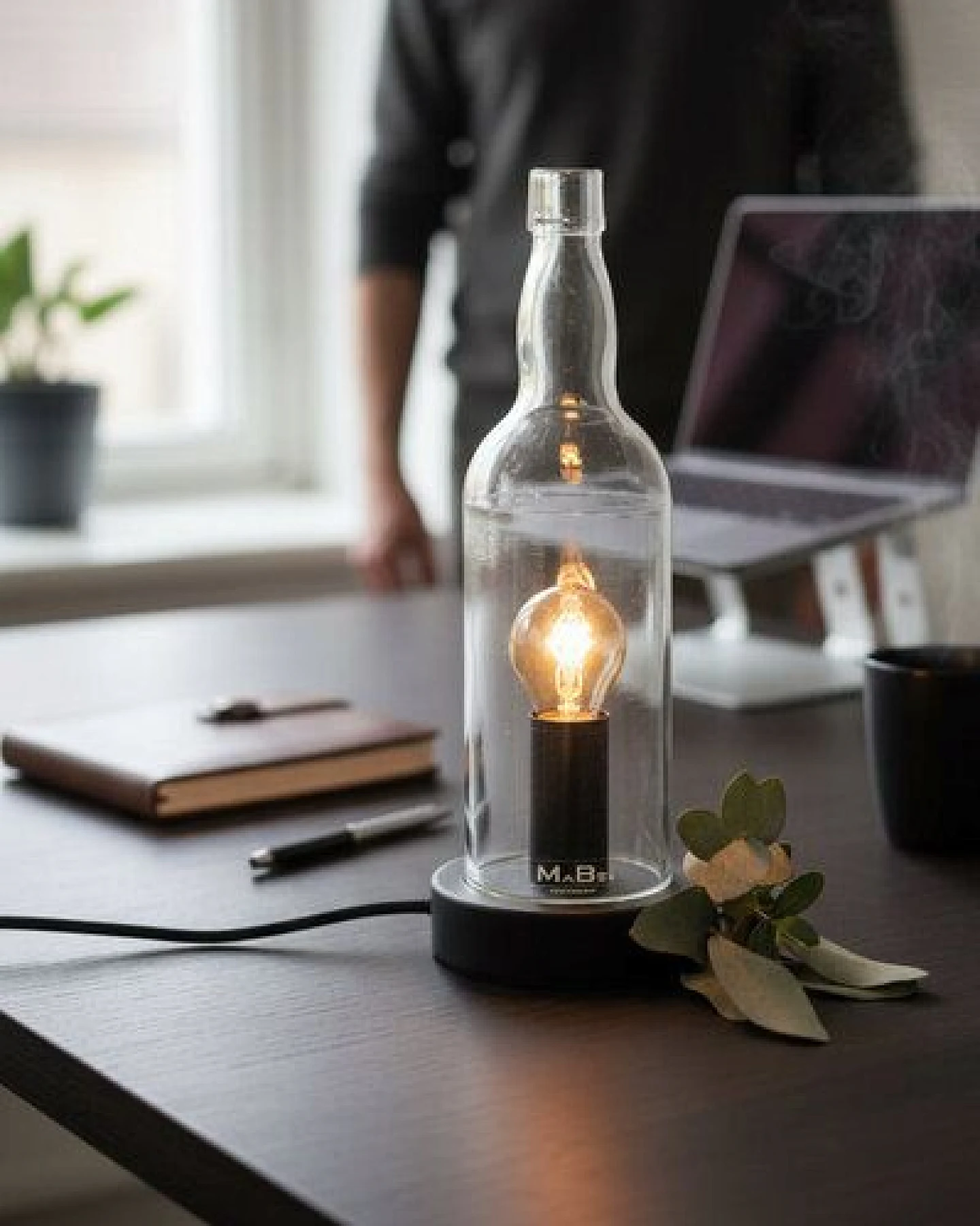MaBe Tischleuchte + WINDLICHT aus der Whisky Flasche 2in1 – Ansicht 2