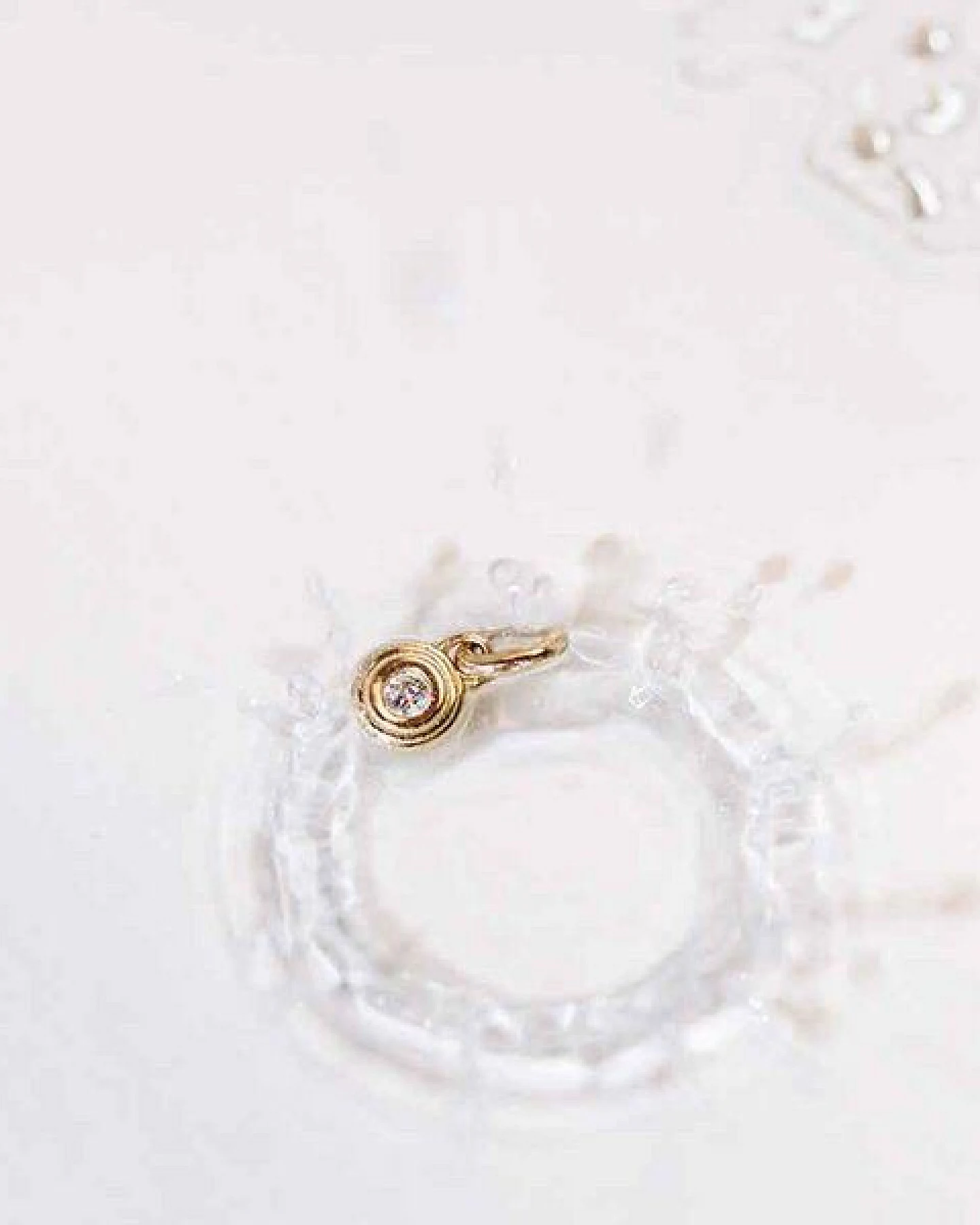 Maren Jewellery Drops of Memories Anhänger 18 Karat Gold mit Labor Diamant – Ansicht 2