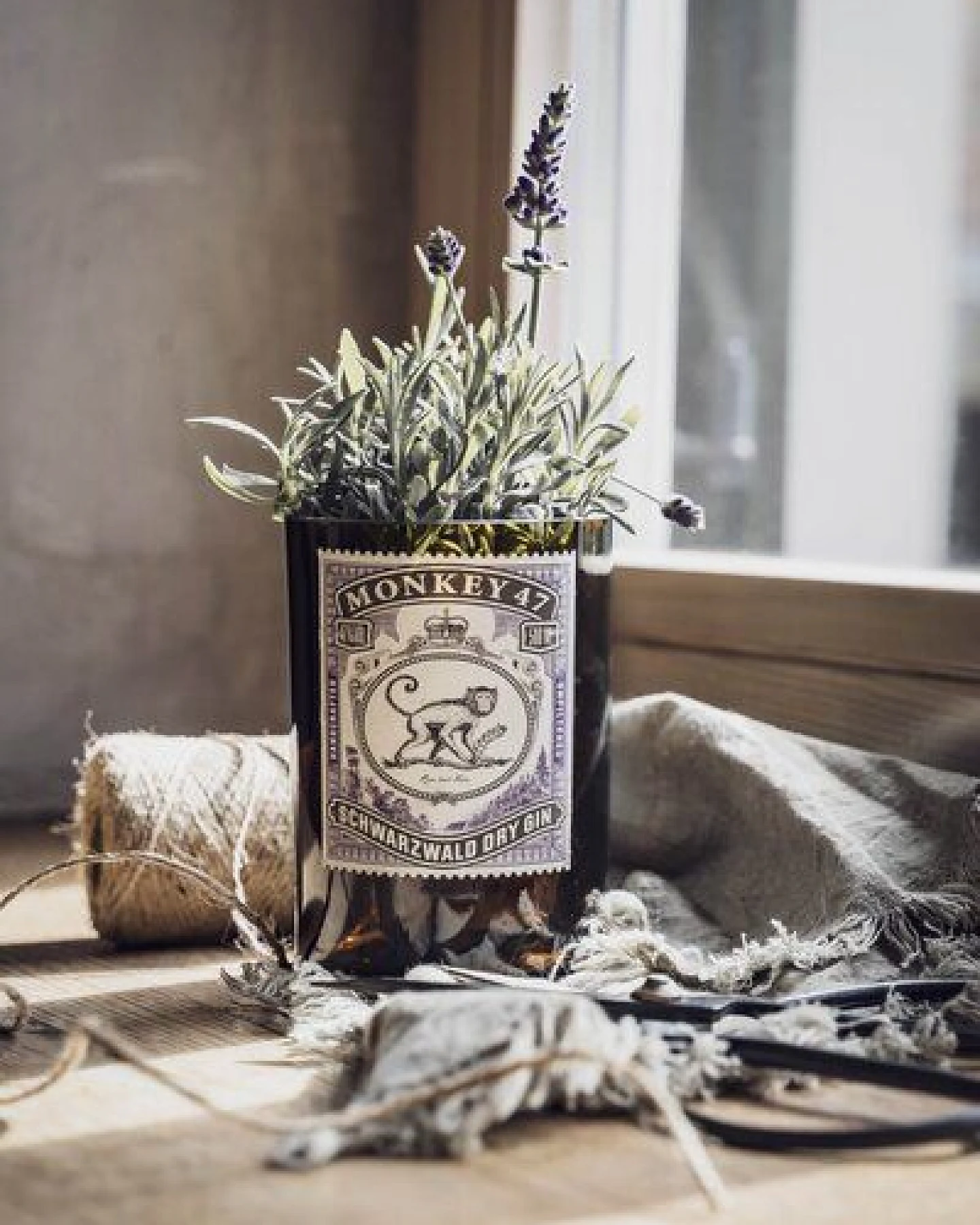 MaBe Vase aus der Gin Flasche - witzig als nachhaltiges Geschenk – Ansicht 3