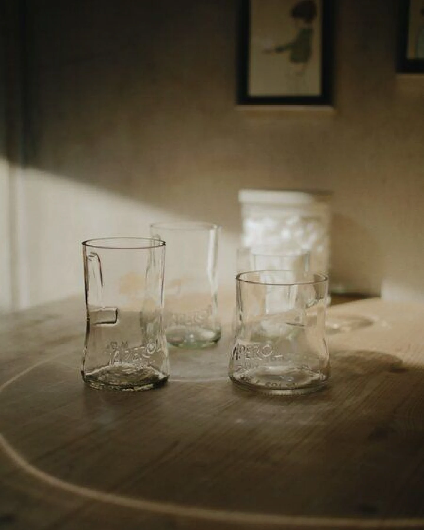 MaBe Aperol Glas - Upcycling aus der leergetrunkenen 0,7l Flasche - witzig & cool mit Storytelling - 1 Stk im schönen Geschenkkarton – Ansicht 2