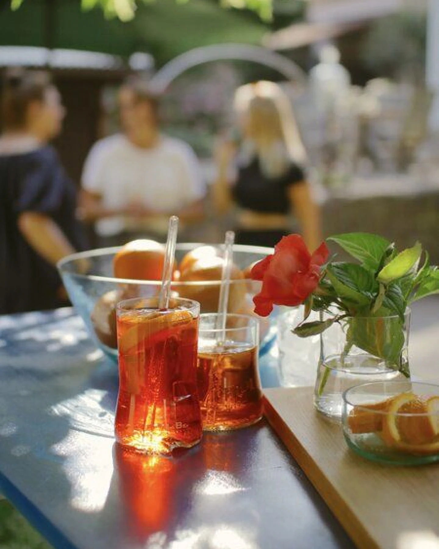 MaBe Aperol Glas - Upcycling aus der leergetrunkenen 0,7l Flasche - witzig & cool mit Storytelling - 1 Stk im schönen Geschenkkarton – Ansicht 3