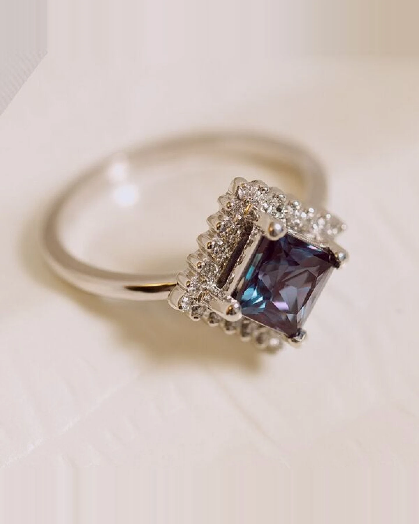 Eppi Ring mit Alexandrit und Lab Grown Diamanten Guerra – Ansicht 2