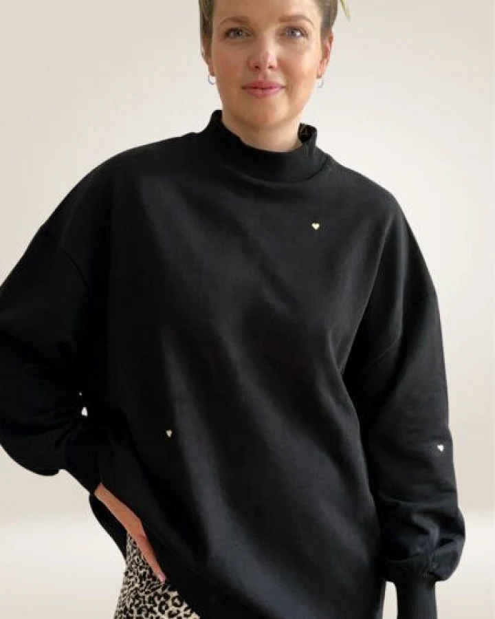 noemvri fashion label oversized Sweatshirt Turtleneck mit Herzchen