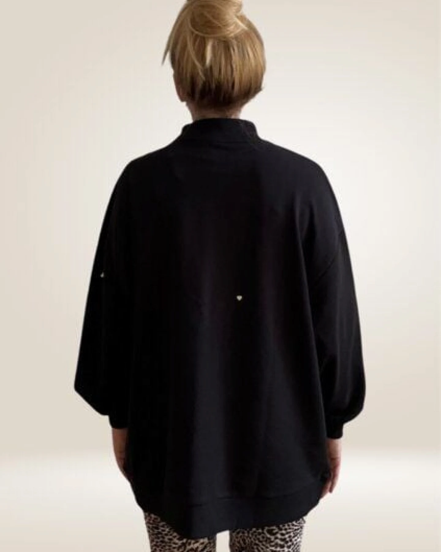noemvri fashion label oversized Sweatshirt Turtleneck mit Herzchen – Ansicht 3