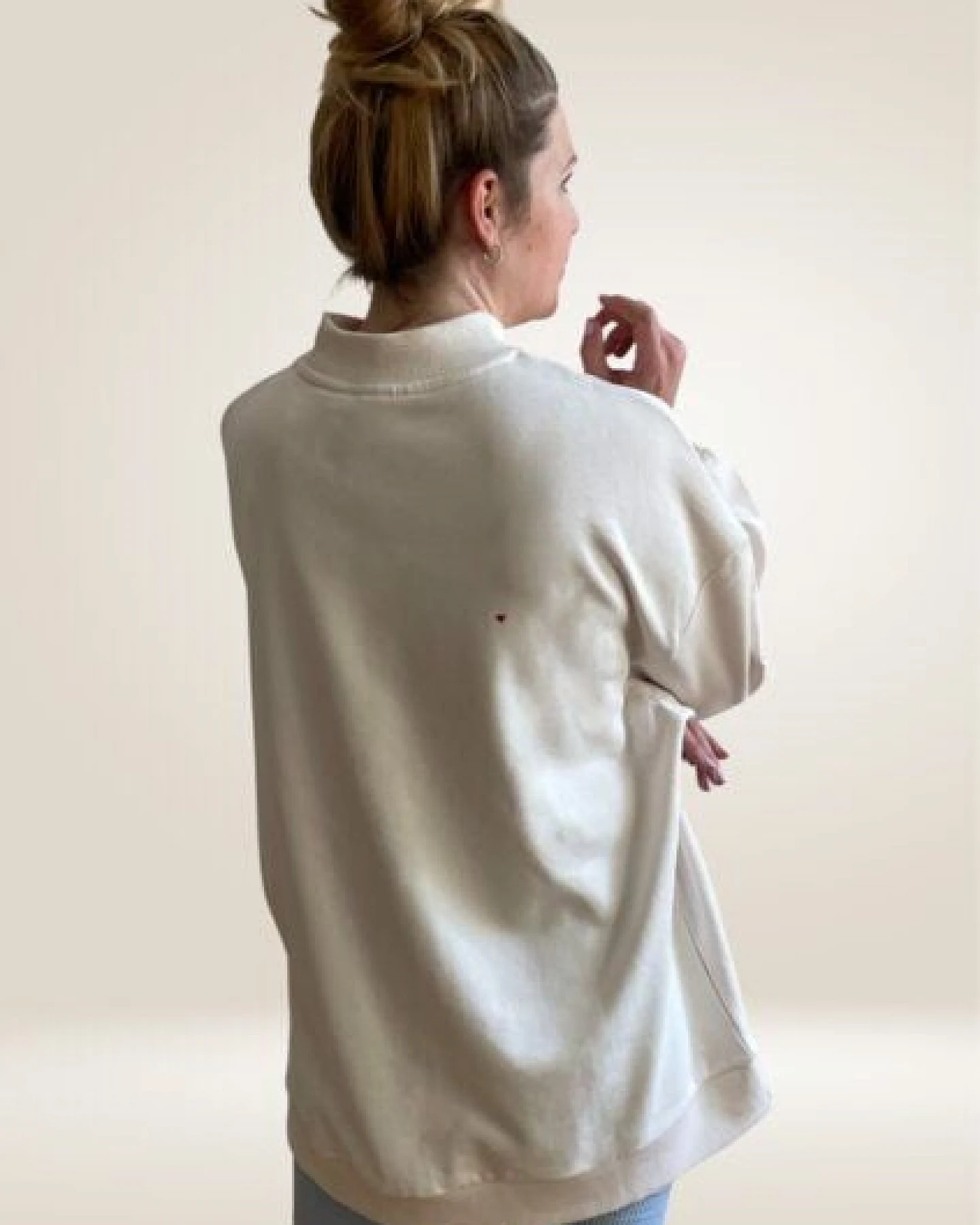 noemvri fashion label oversized Sweatshirt Turtleneck mit Herzchen – Ansicht 2