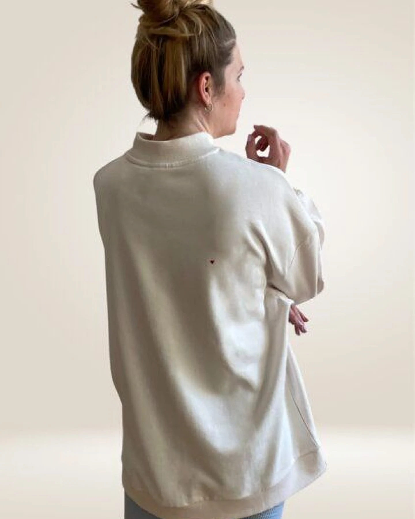 noemvri fashion label oversized Sweatshirt Turtleneck mit Herzchen – Ansicht 2
