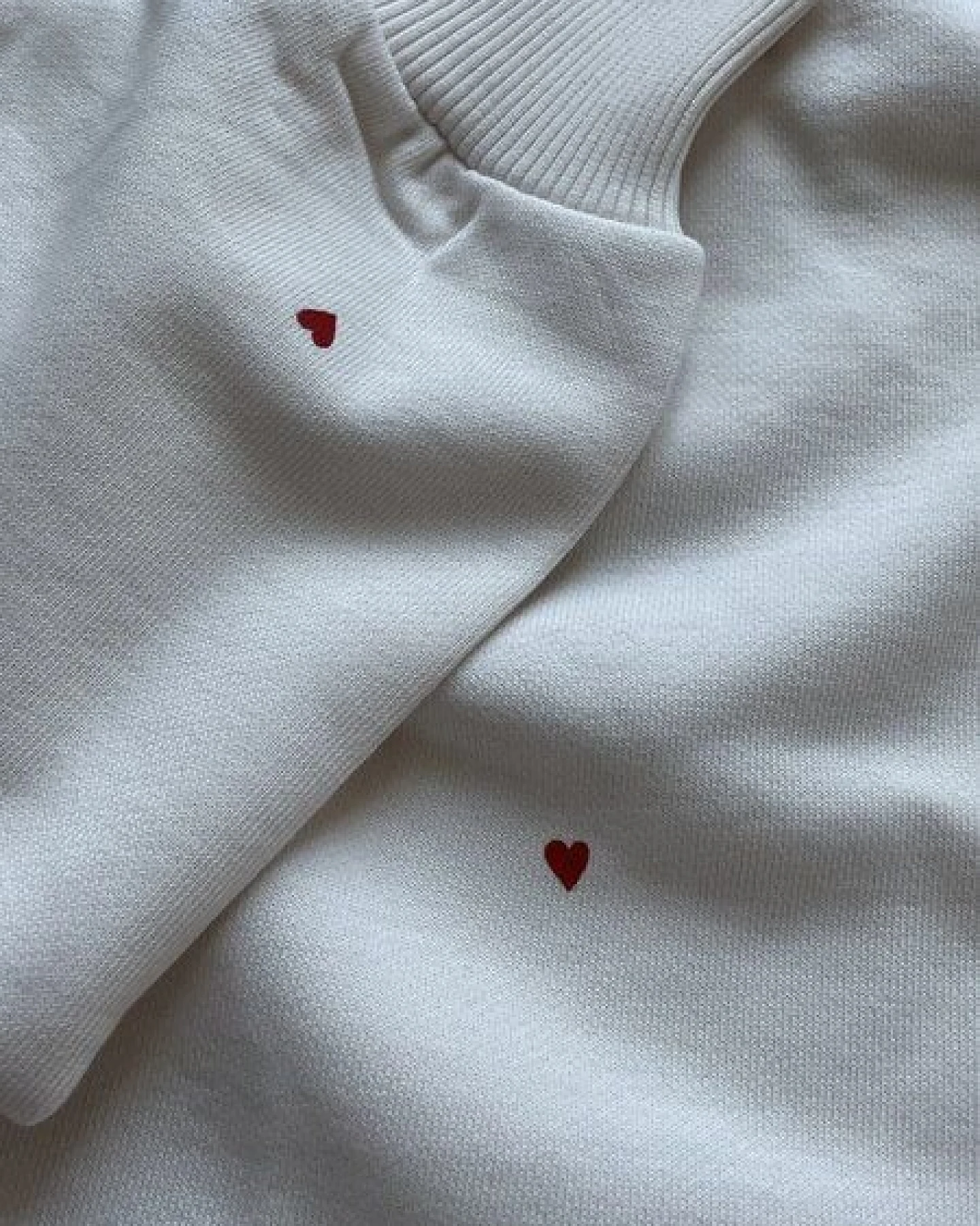 noemvri fashion label oversized Sweatshirt Turtleneck mit Herzchen – Ansicht 3