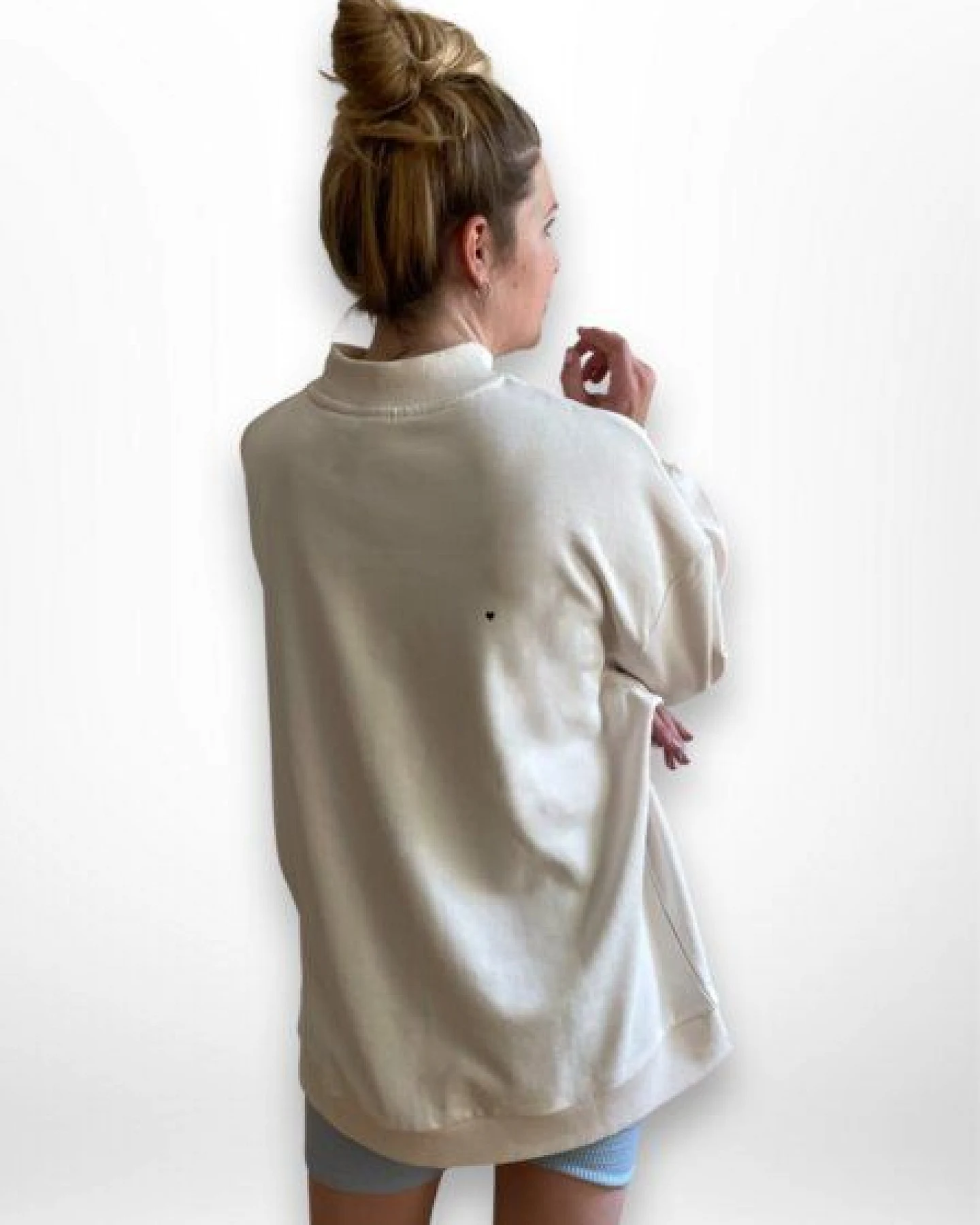 noemvri fashion label oversized Sweatshirt Turtleneck mit Herzchen – Ansicht 2