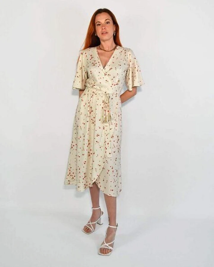 Aatise Zargot Blumen-Wickelkleid aus 100% Ecovero beige Blumendruck