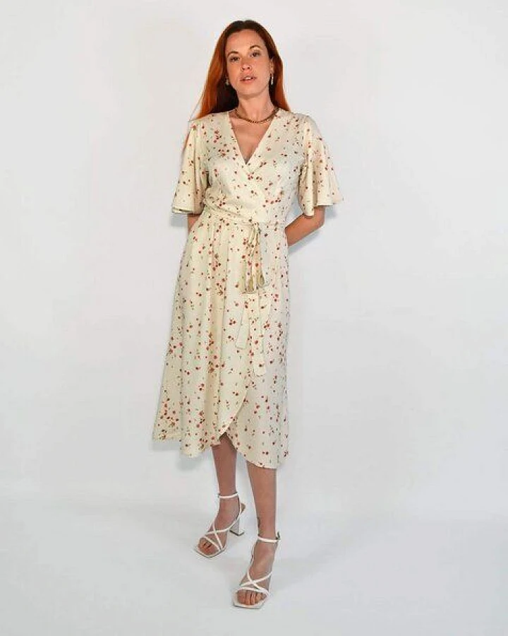 Aatise Zargot Blumen-Wickelkleid aus 100% Ecovero beige Blumendruck