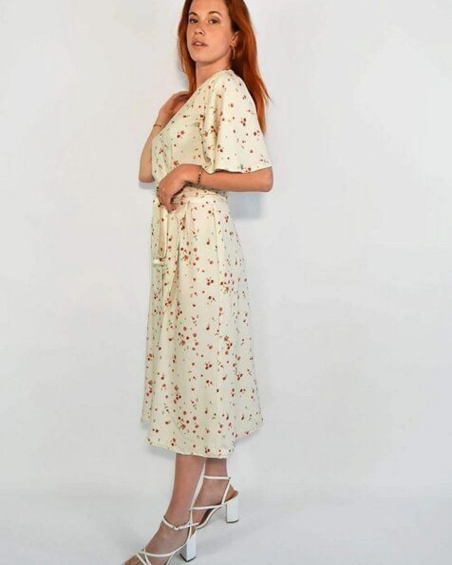 Aatise Zargot Blumen-Wickelkleid aus 100% Ecovero beige Blumendruck – Ansicht 2