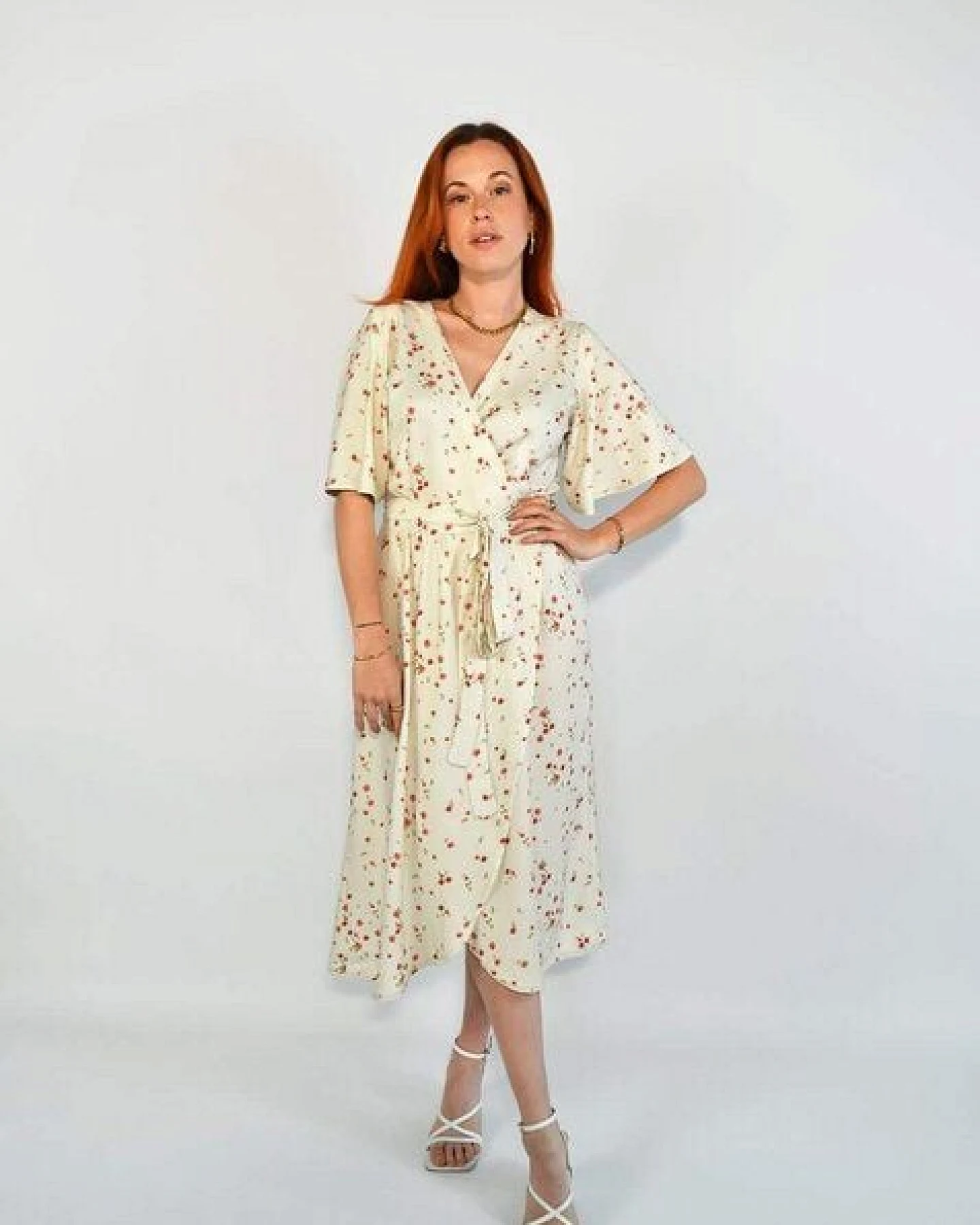 Aatise Zargot Blumen-Wickelkleid aus 100% Ecovero beige Blumendruck – Ansicht 3