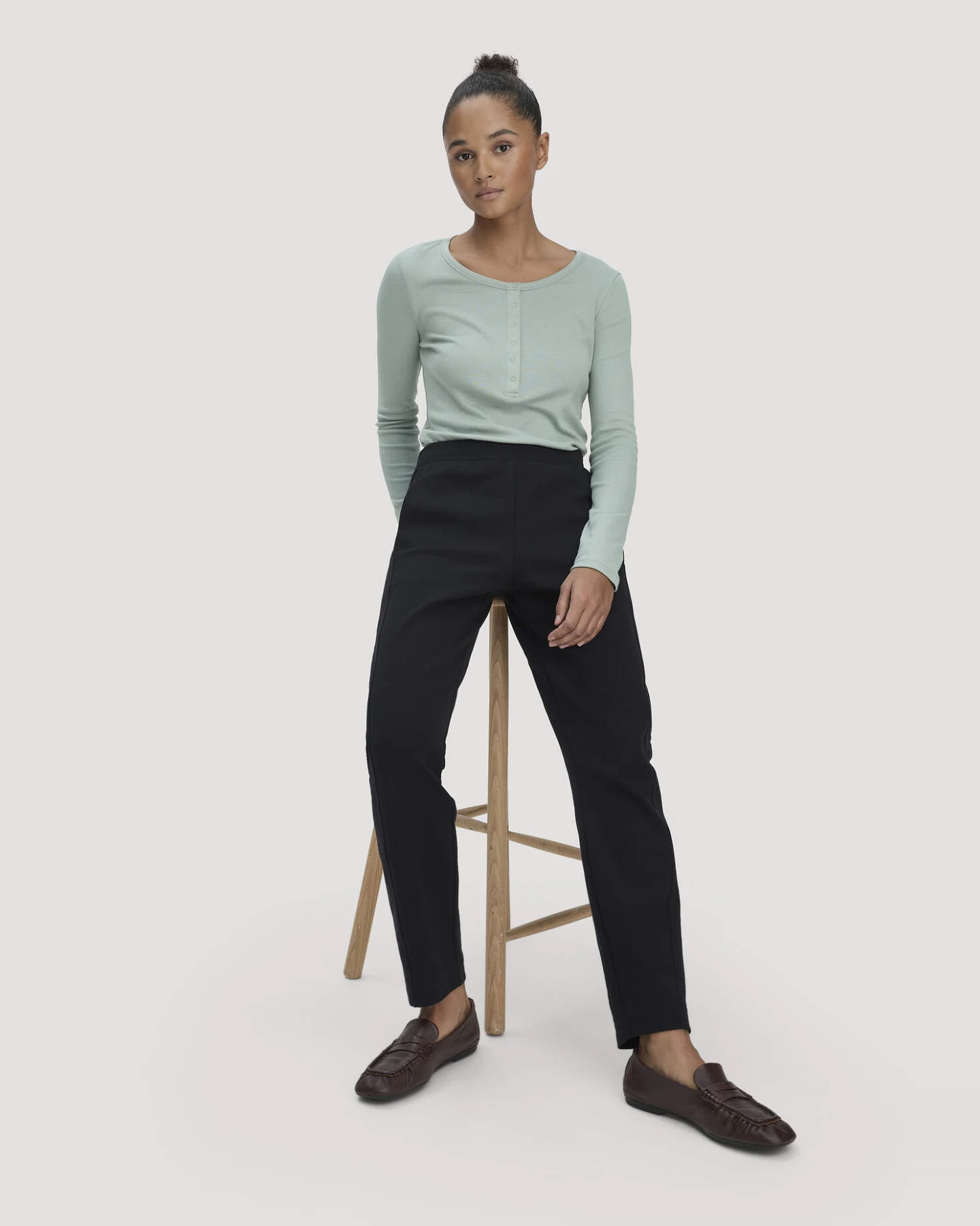 hessnatur Damen Jersey Hose Regular aus Bio-Baumwolle - schwarz - Größe 34 – Ansicht 4