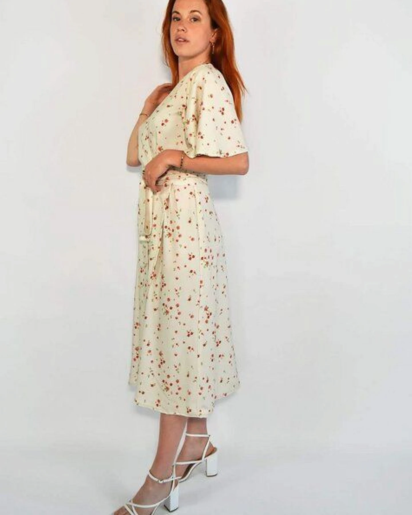 Aatise Zargot Blumen-Wickelkleid aus 100% Ecovero beige Blumendruck – Ansicht 2
