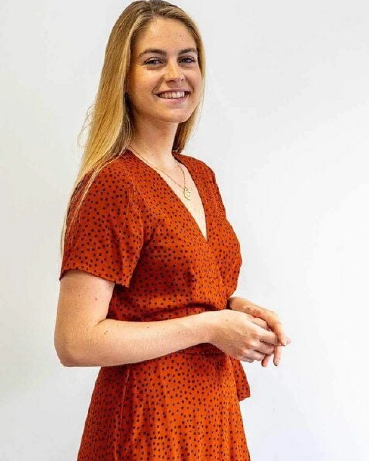 Aatise Festliches Wickelkleid aus 100% Ecovero Zady, kurzarm – Ansicht 3
