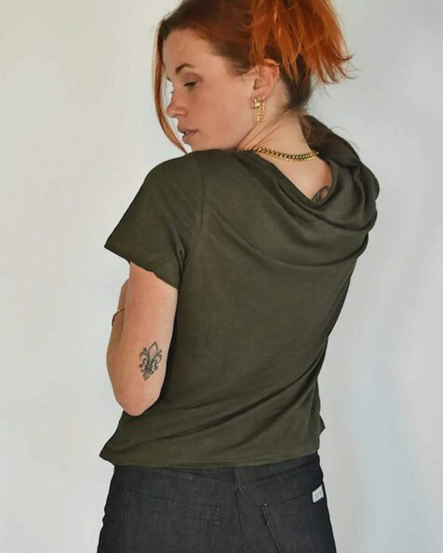 Aatise Reines Leinen-T-Shirt , V Ausschnitt Zesi, Schnitt Oversize – Ansicht 2
