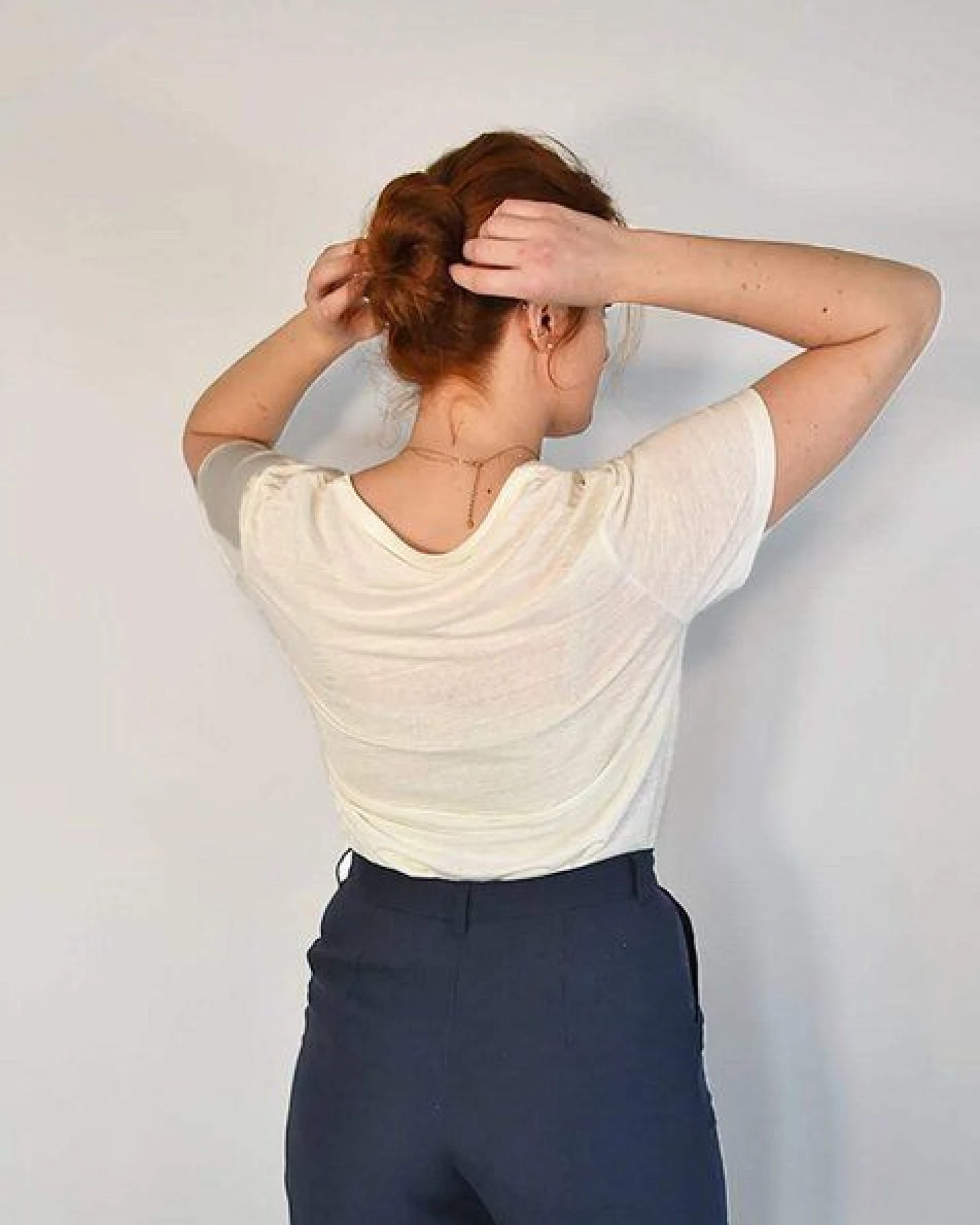 Aatise Reines Leinen-T-Shirt , V Ausschnitt Zesi, Schnitt Oversize – Ansicht 2