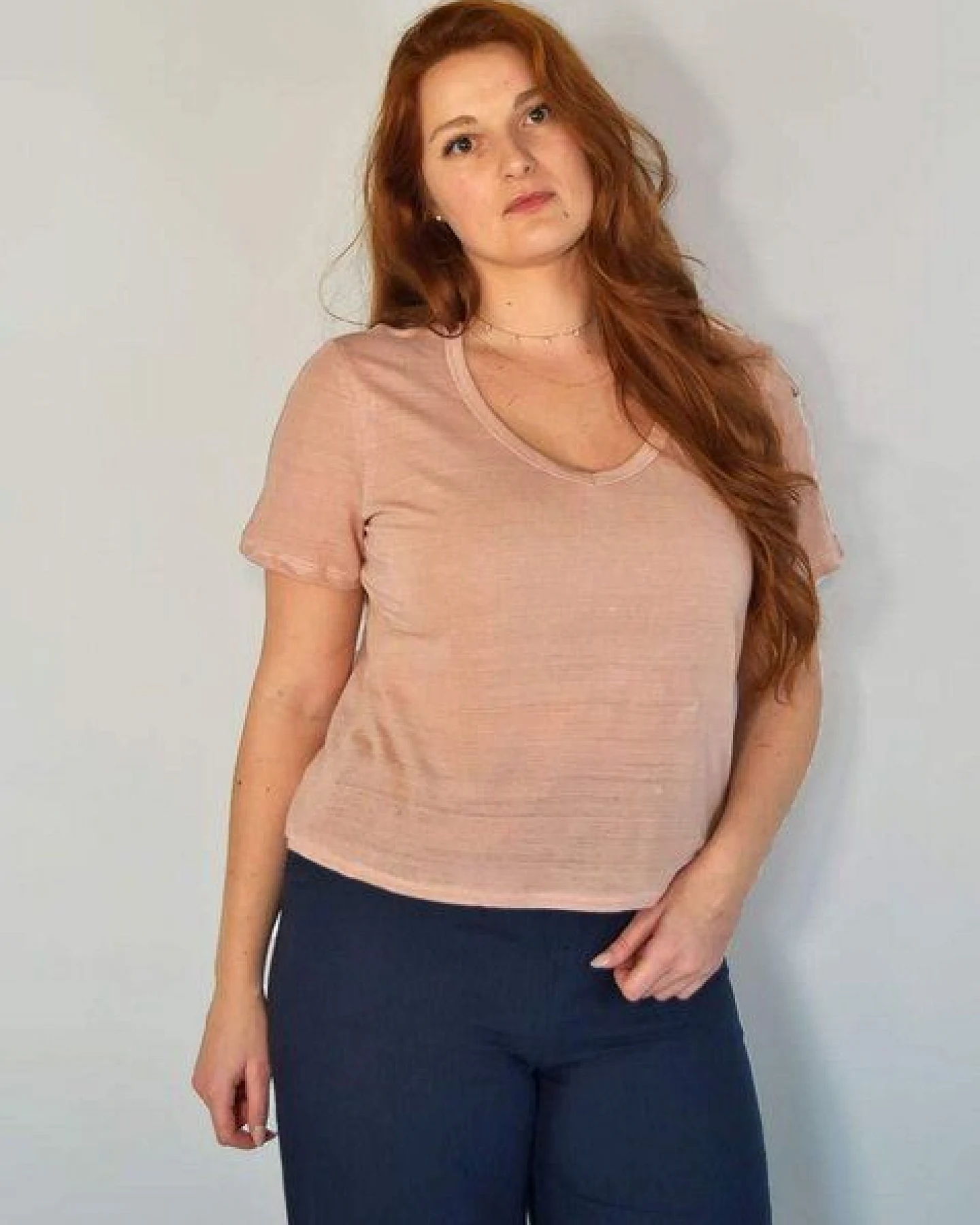 Aatise Reines Leinen-T-Shirt , V Ausschnitt Zesi, Schnitt Oversize – Ansicht 2