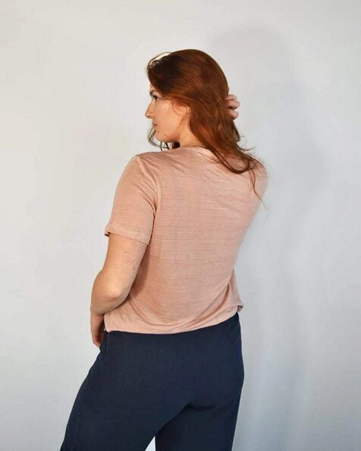 Aatise Reines Leinen-T-Shirt , V Ausschnitt Zesi, Schnitt Oversize – Ansicht 3