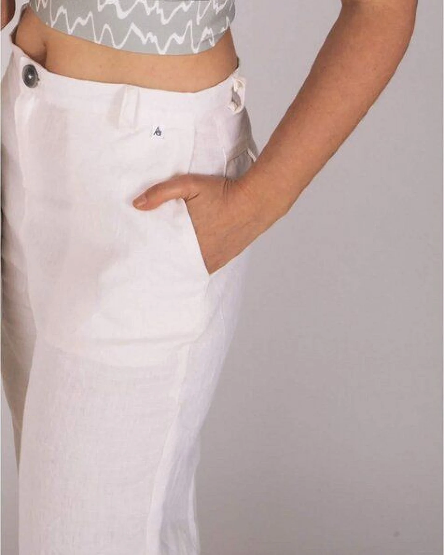 Aatise Karottenhose aus 100% Leinen mit halbhoher Taille Zigarette – Ansicht 2