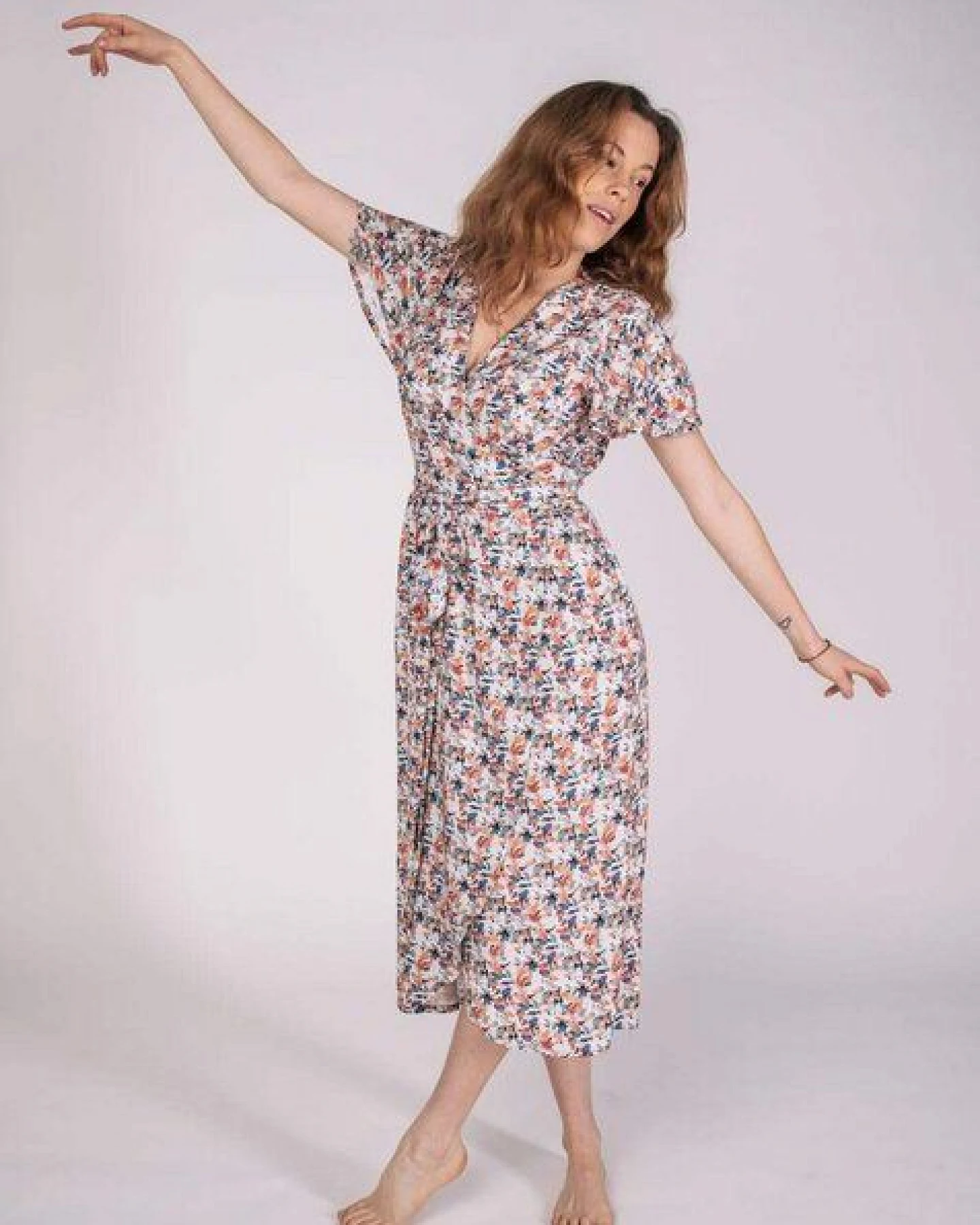 Aatise Wickelkleid Zargot Midi-Länge mit Schmetterlingsärmel – Ansicht 2