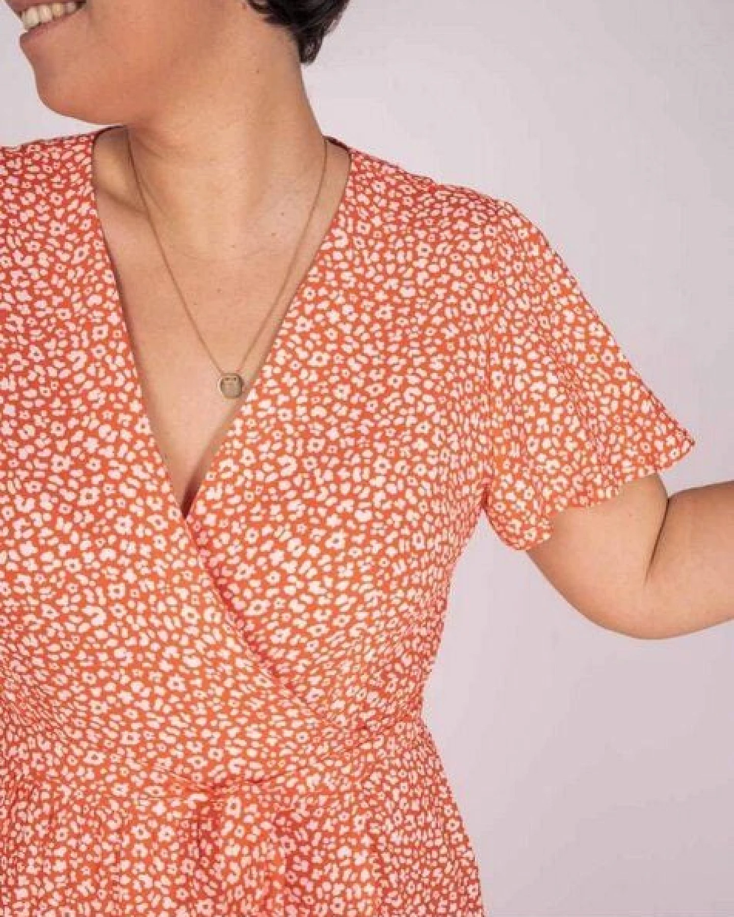 Aatise Wickelkleid Zargot Midi-Länge mit Schmetterlingsärmel – Ansicht 4