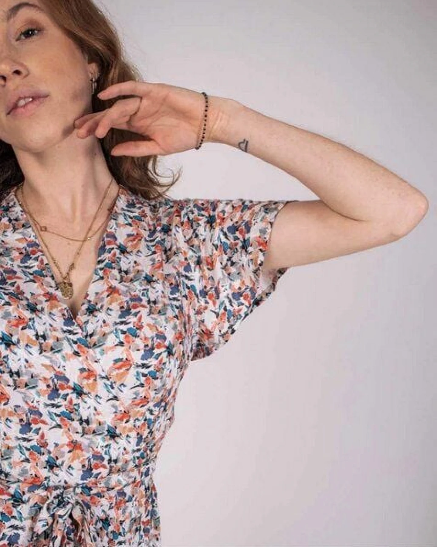 Aatise Wickelkleid Zargot Midi-Länge mit Schmetterlingsärmel – Ansicht 4