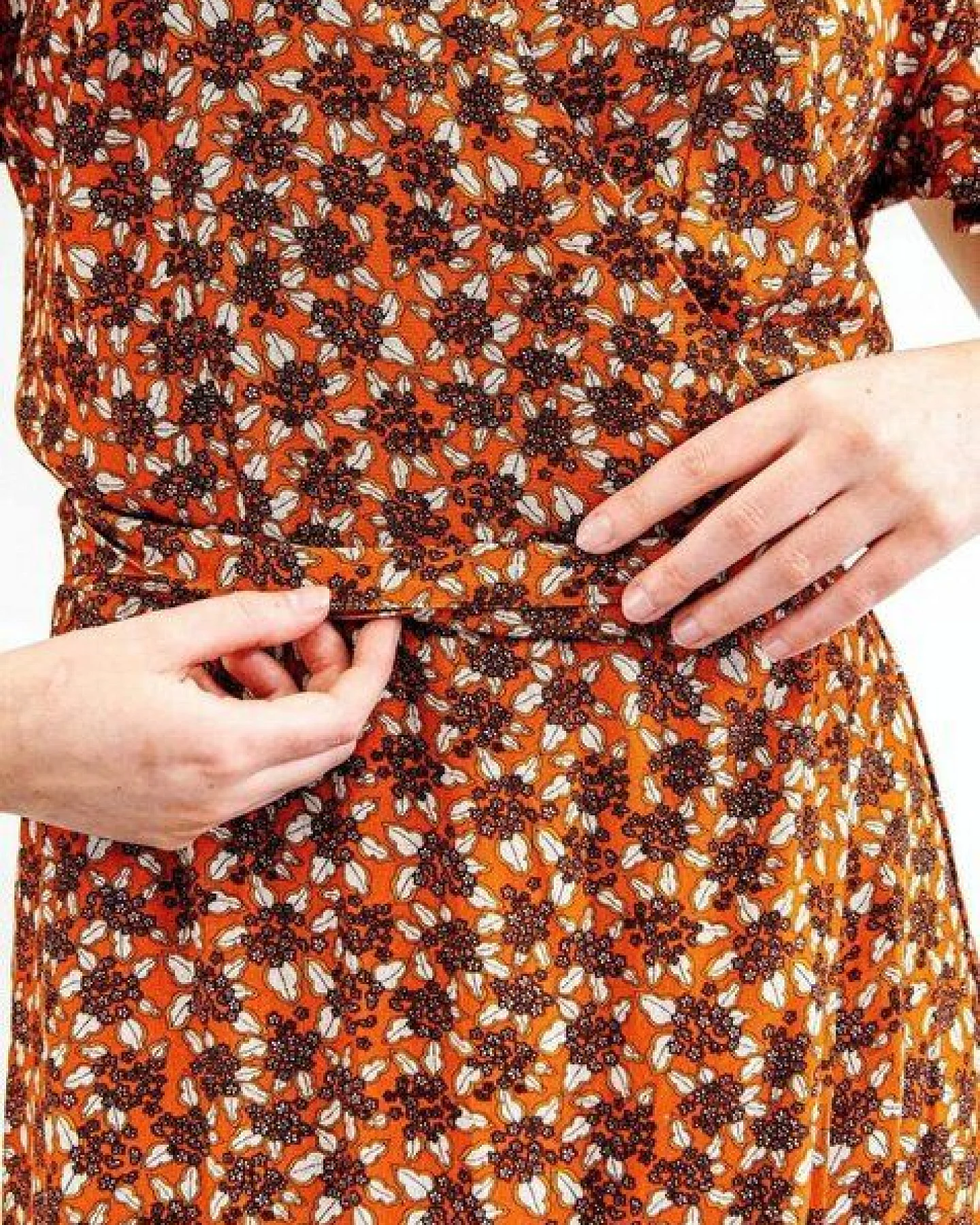Aatise Wickelkleid Zargot Midi-Länge mit Schmetterlingsärmel – Ansicht 3