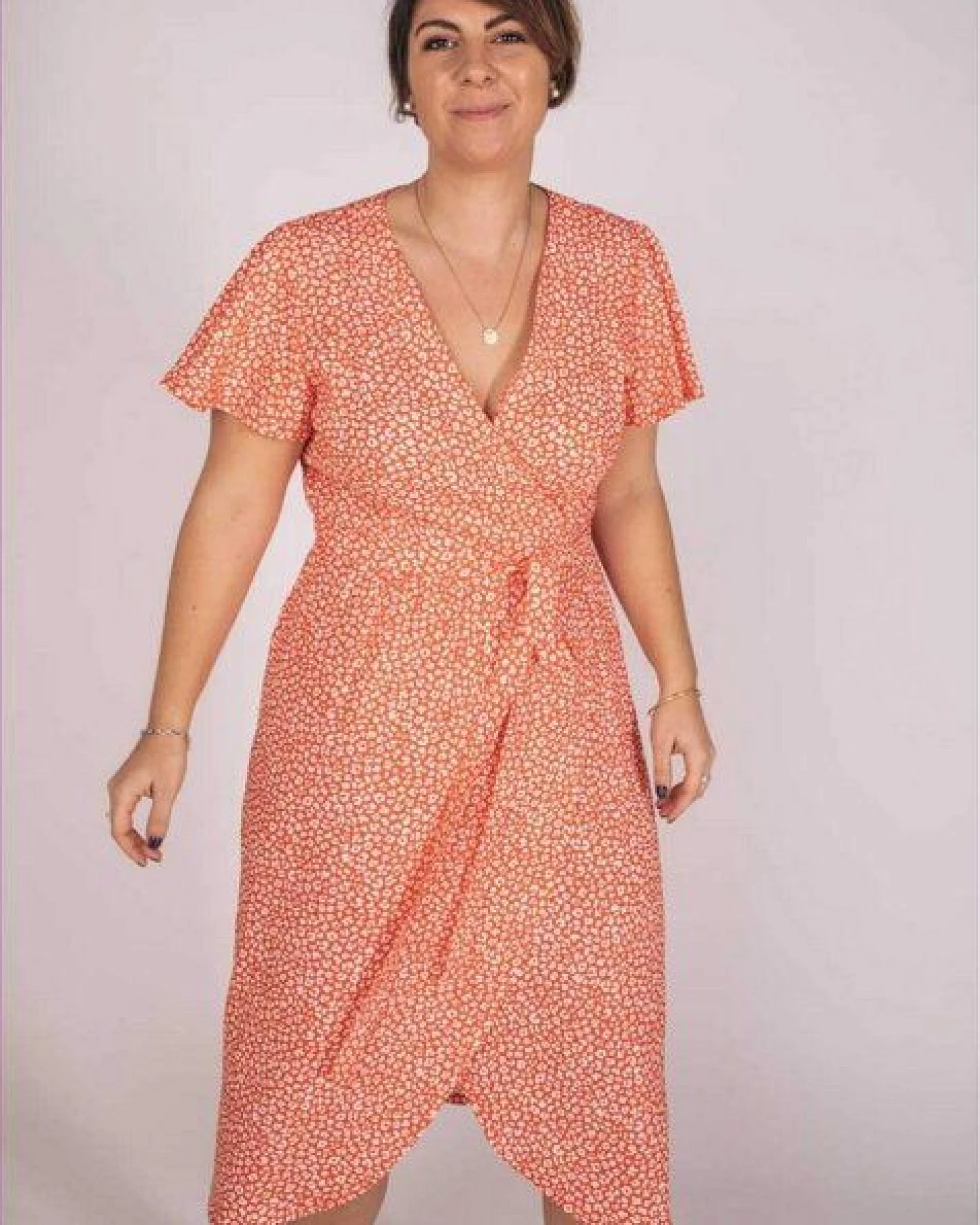 Aatise Wickelkleid Zargot Midi-Länge mit Schmetterlingsärmel – Ansicht 3