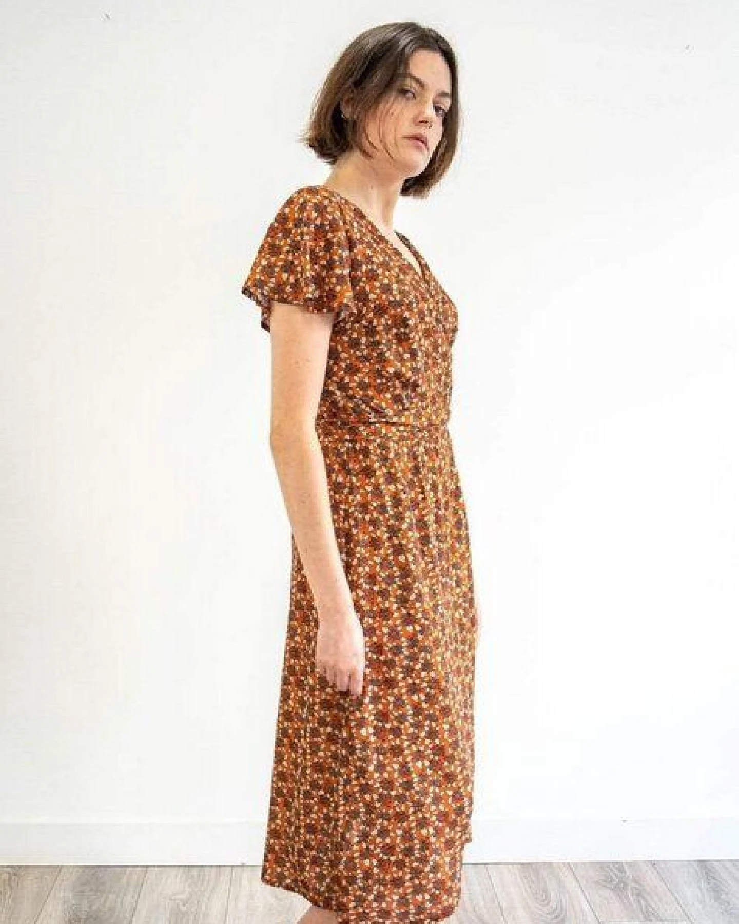 Aatise Wickelkleid Zargot Midi-Länge mit Schmetterlingsärmel – Ansicht 2
