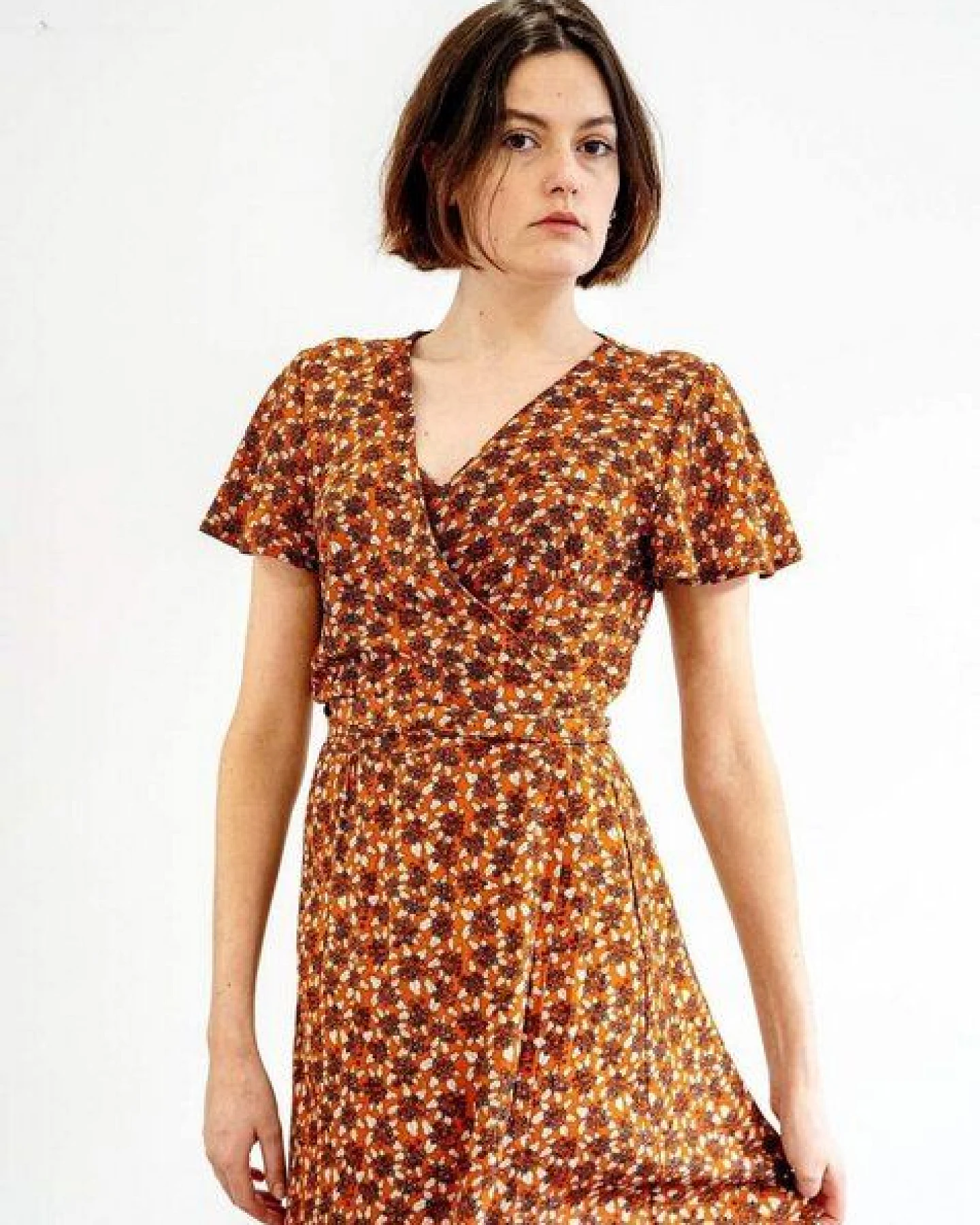Aatise Wickelkleid Zargot Midi-Länge mit Schmetterlingsärmel – Ansicht 4