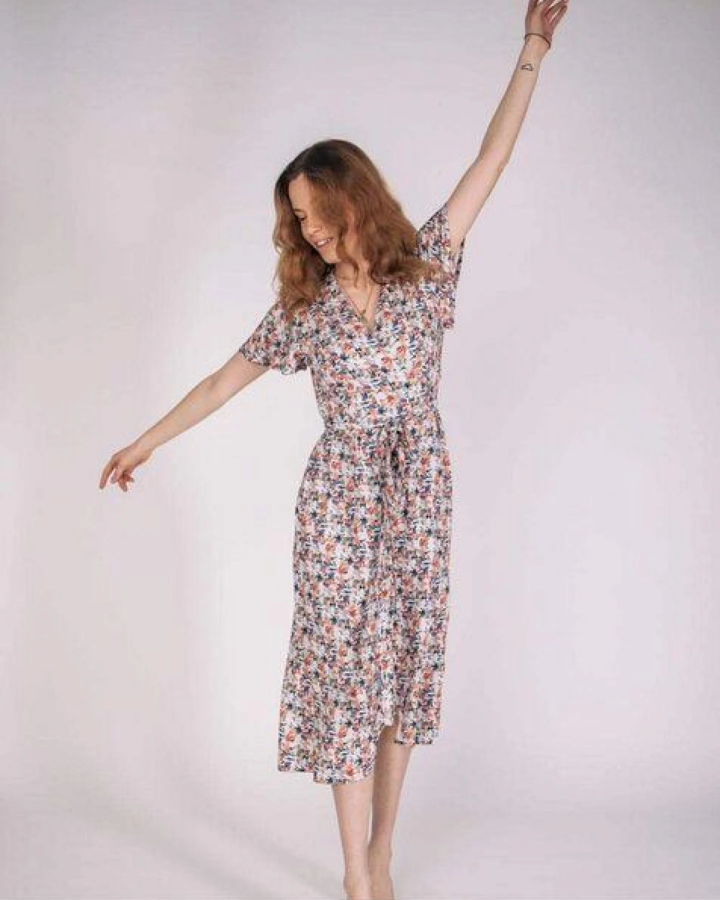 Aatise Wickelkleid Zargot Midi-Länge mit Schmetterlingsärmel – Ansicht 3