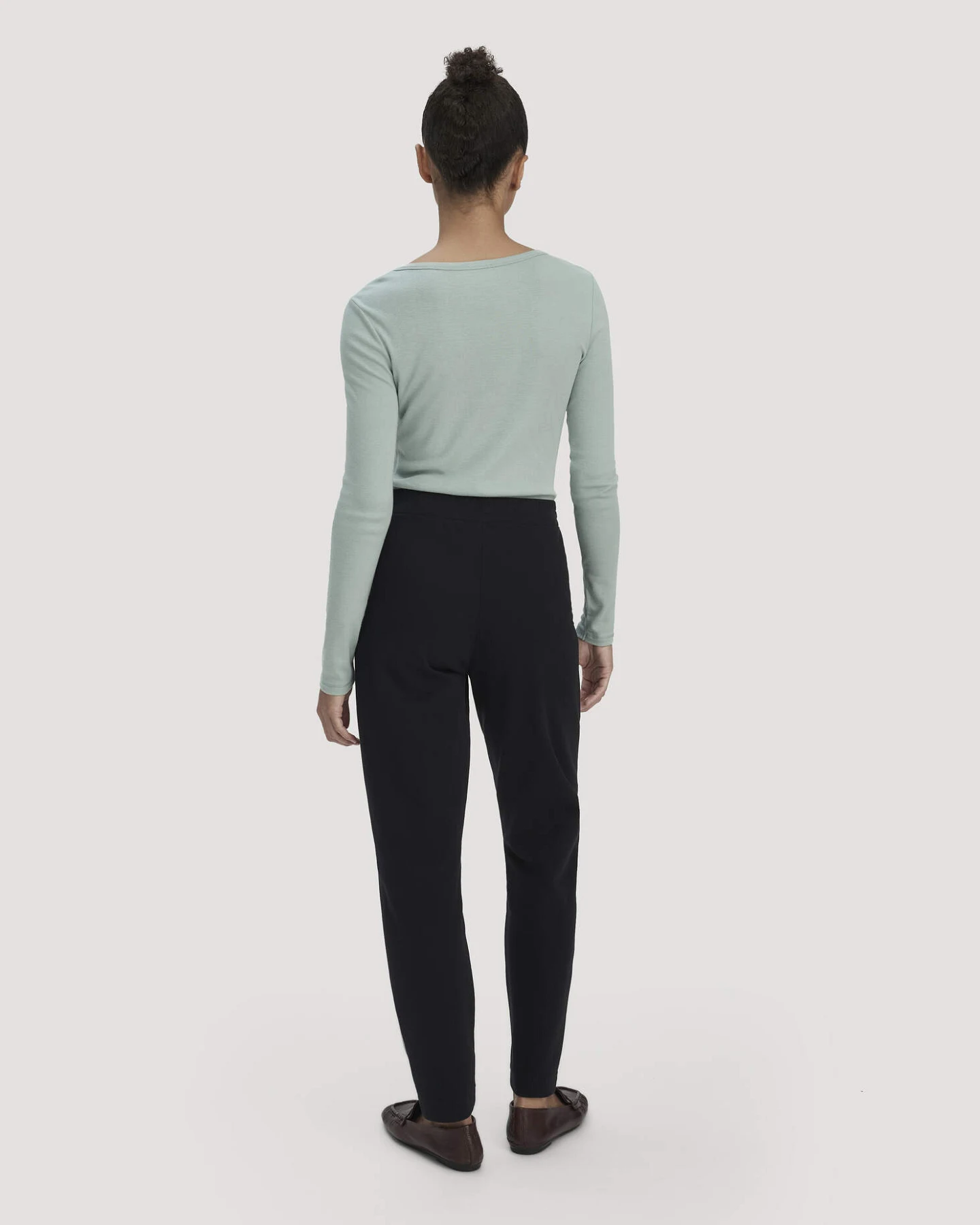 hessnatur Damen Jersey Hose Regular aus Bio-Baumwolle - schwarz - Größe 48 – Ansicht 2