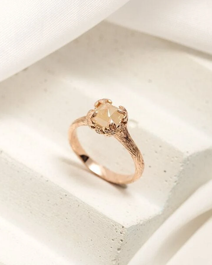 Eppi Goldring mit Salt and Pepper Diamant und handgravierten Blumen Flower