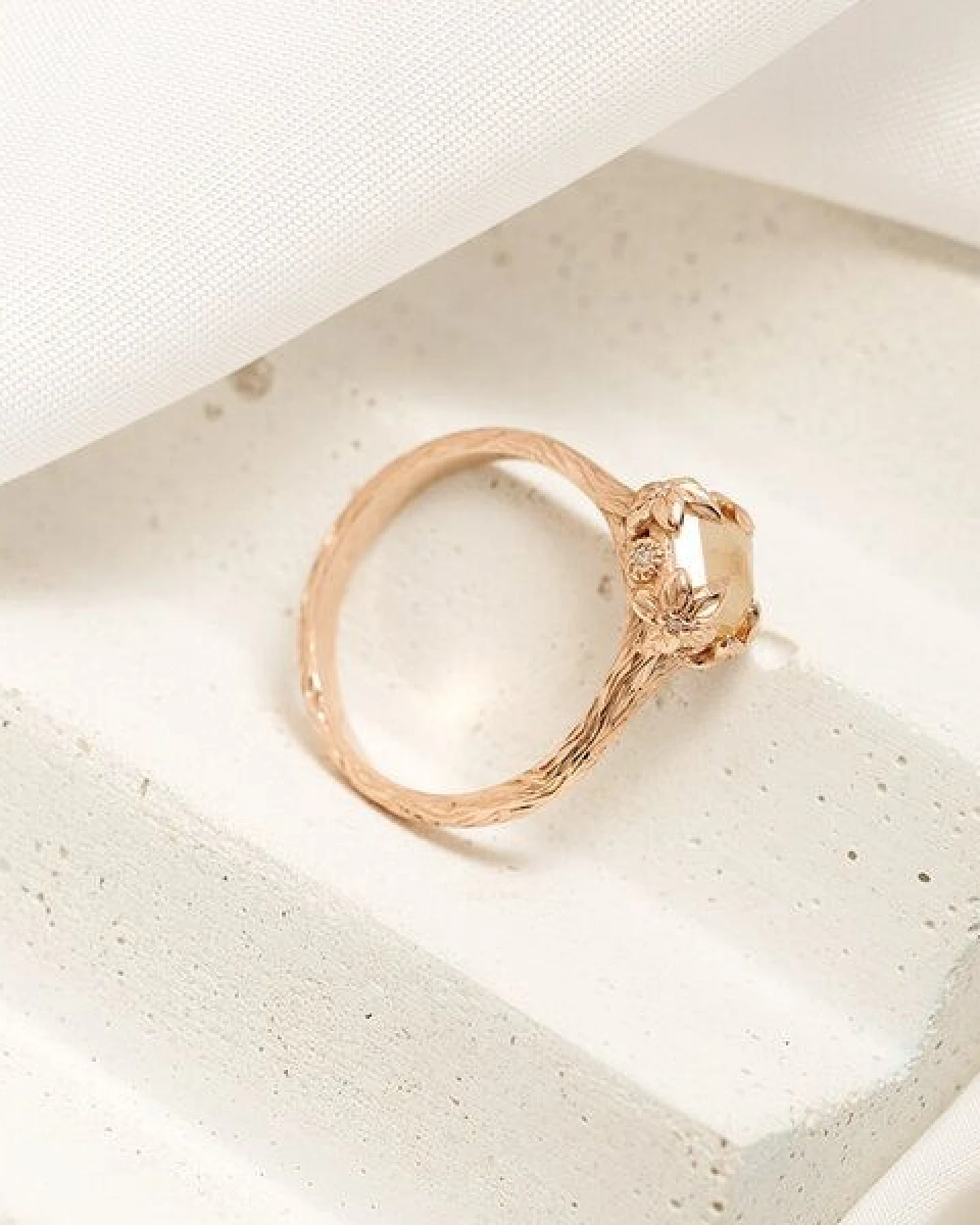 Eppi Goldring mit Salt and Pepper Diamant und handgravierten Blumen Flower – Ansicht 4