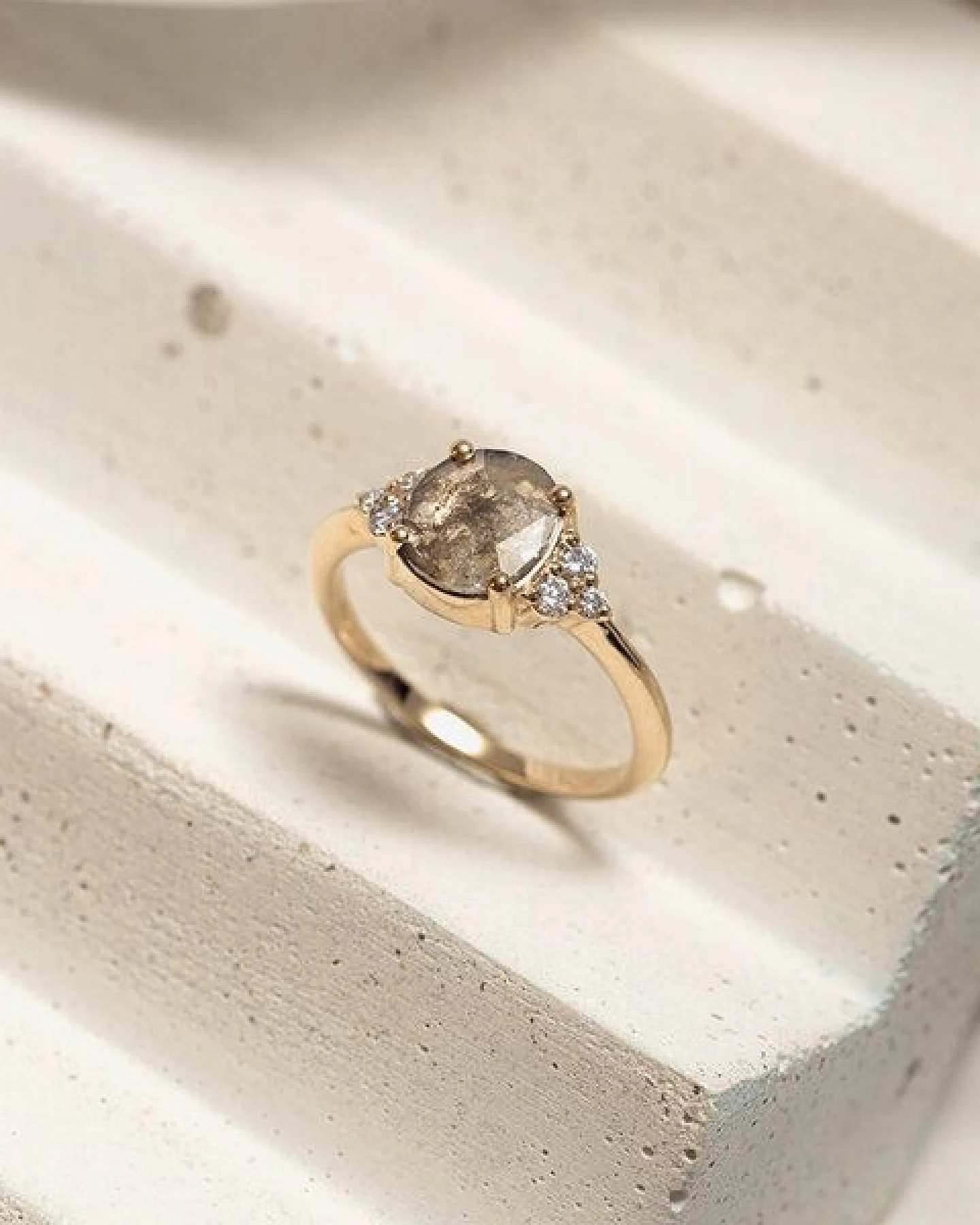 Eppi Ring mit Salt and Pepper Diamant Agathe – Ansicht 3