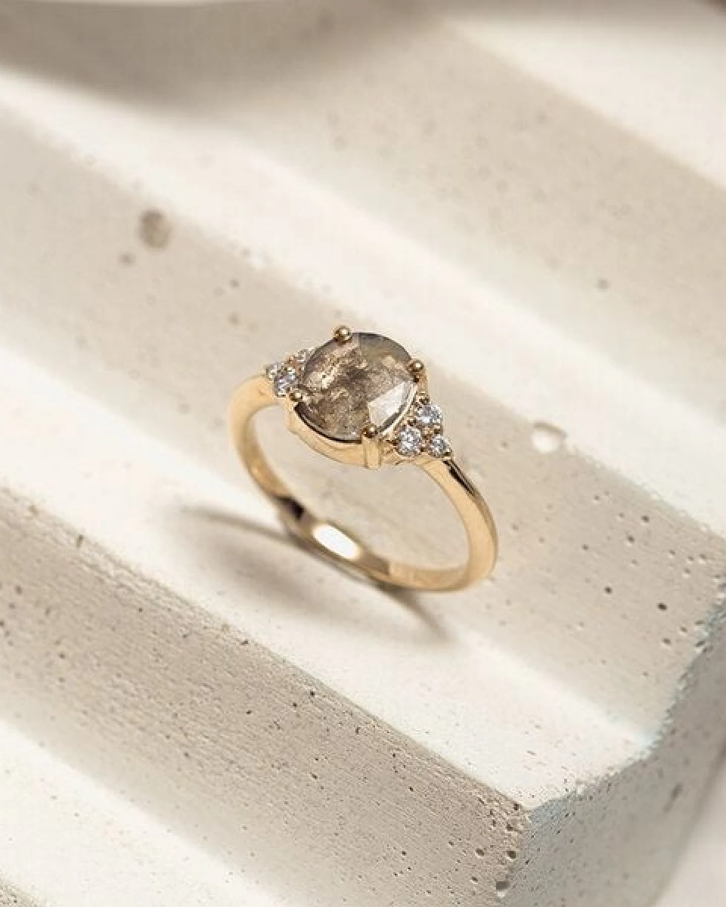 Eppi Ring mit Salt and Pepper Diamant Agathe – Ansicht 3