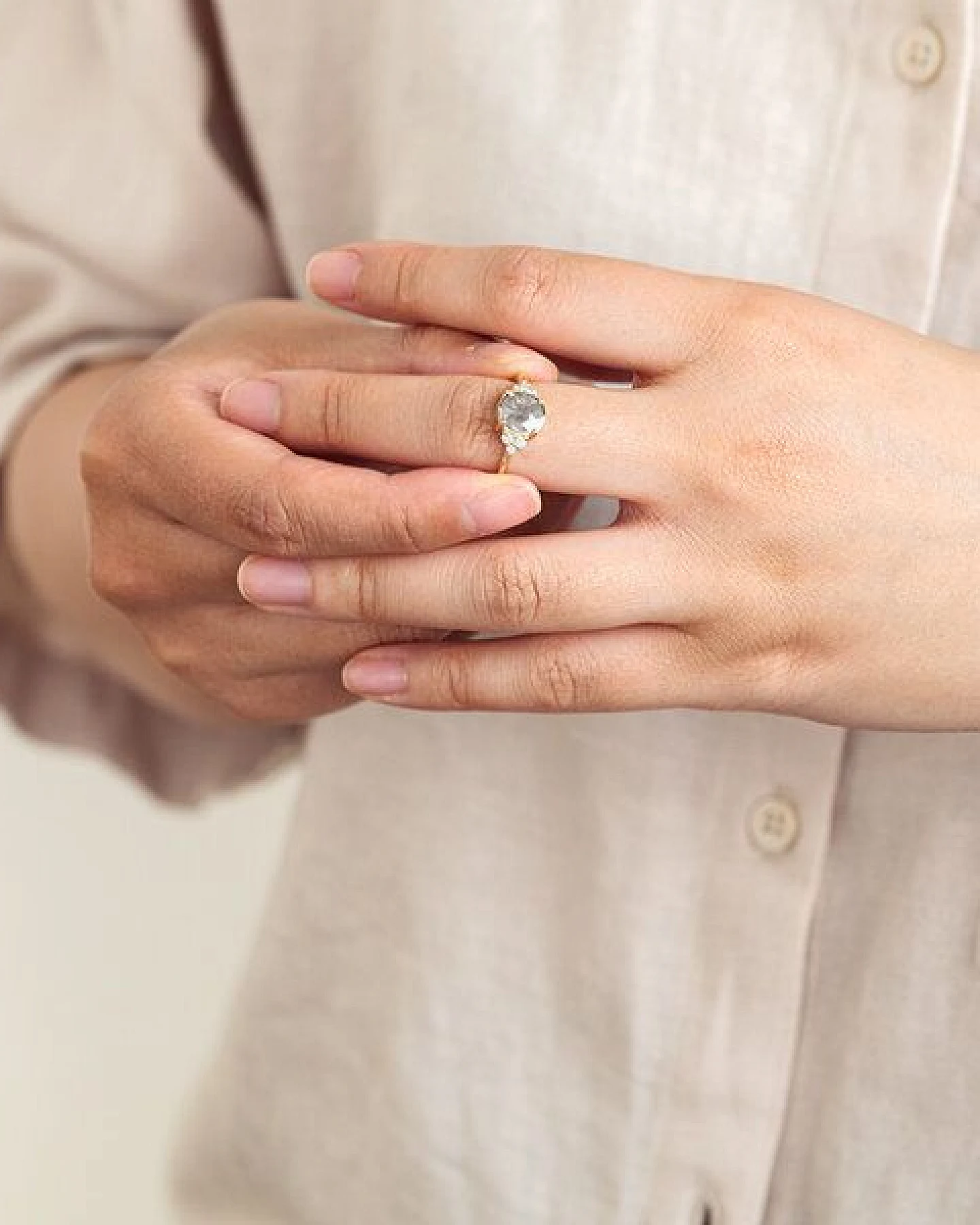 Eppi Ring mit Salt and Pepper Diamant Agathe – Ansicht 2