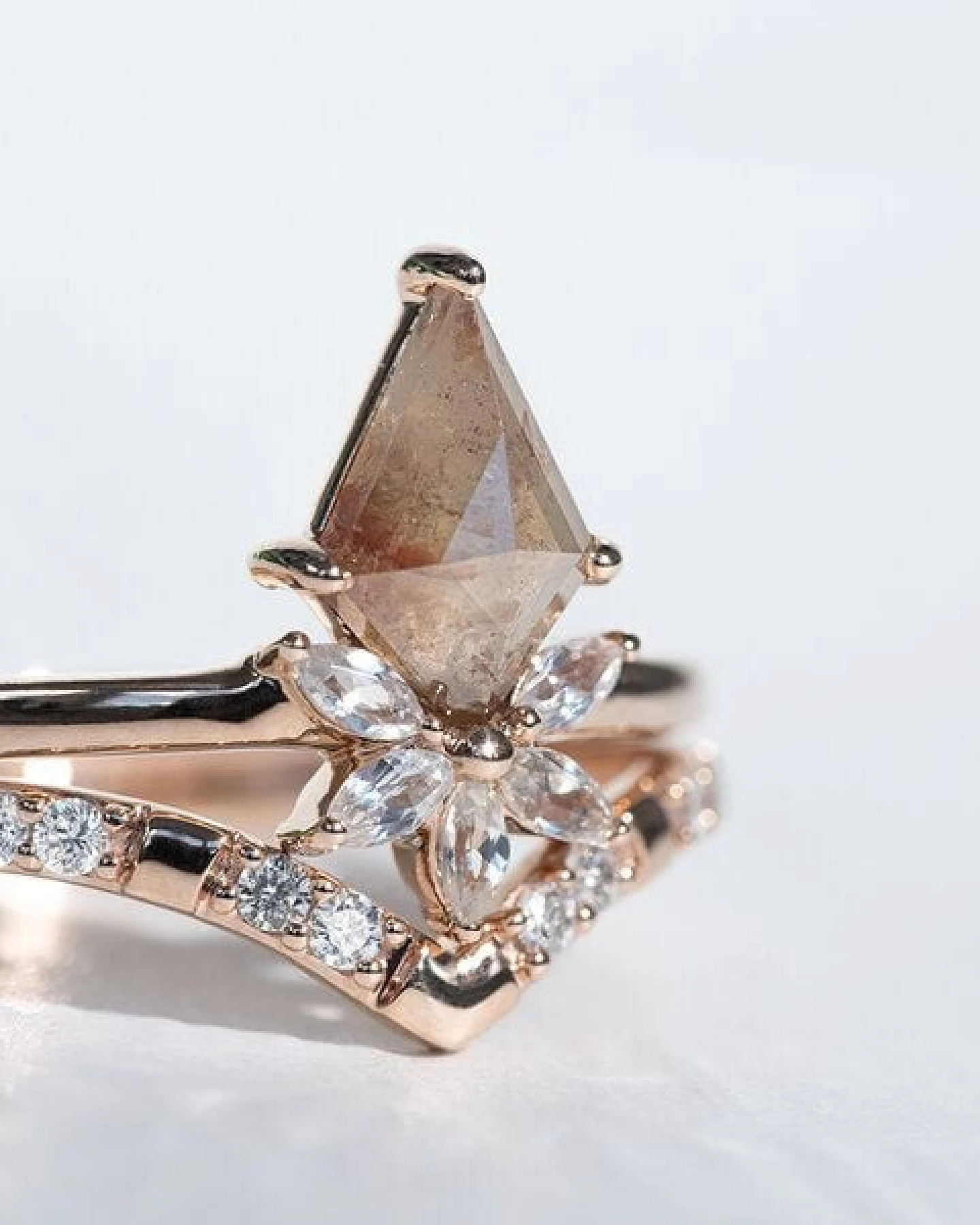 Eppi Ring mit einem Salt and Pepper Diamanten und weißen Moissaniten Leony – Ansicht 3